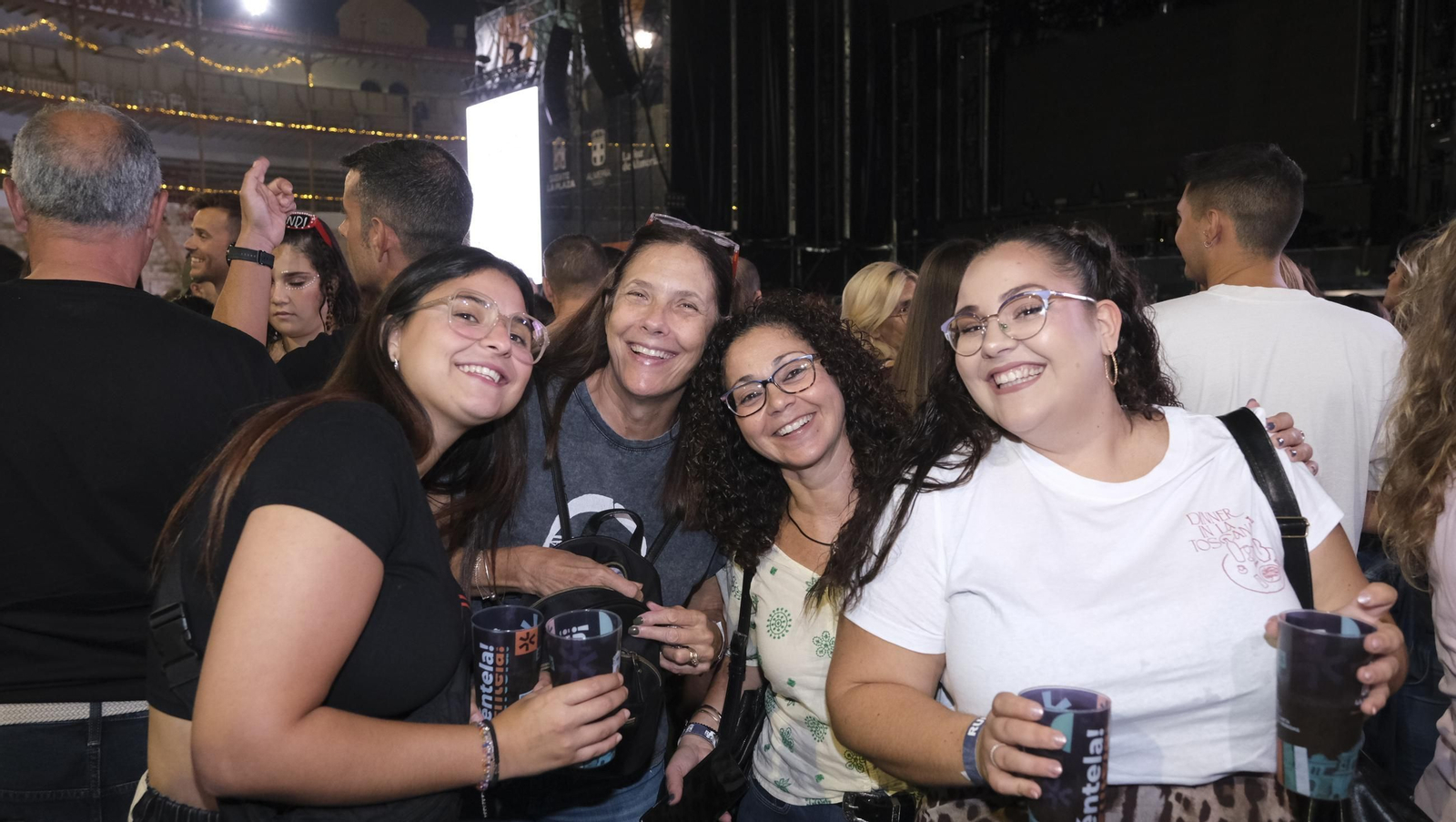 El concierto de Melendi llena de fans la Plaza de Toros de Almería, en imágenes