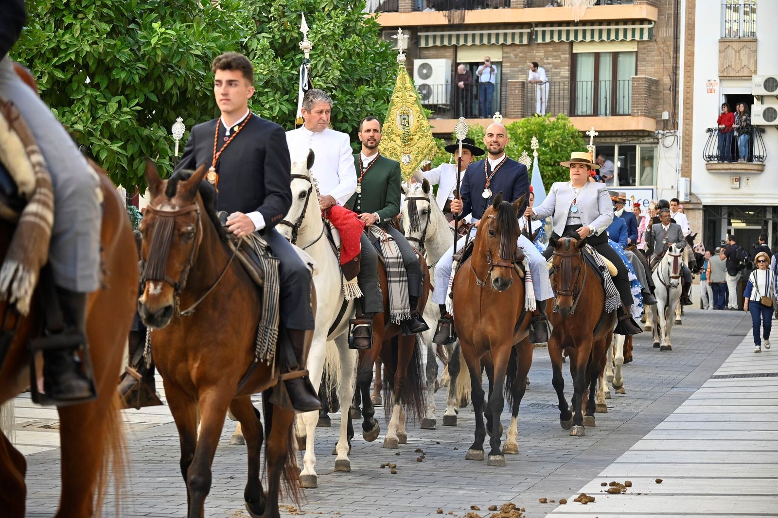 Imágenes de los peregrinos de la Hermandad de Emigrantes en su salida por las calles de Huelva
