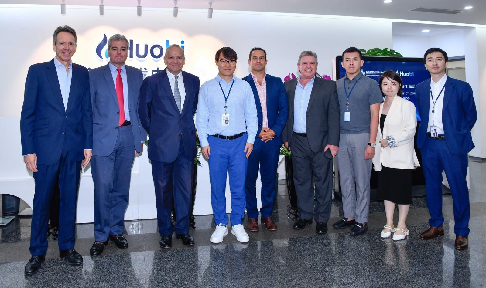 Albert Ísola (tercero por la izquierda), ministro de Comercio de Gibraltar, junto a Leon Li, fundador y consejero delegado de Huobi Group, en junio de 2019.