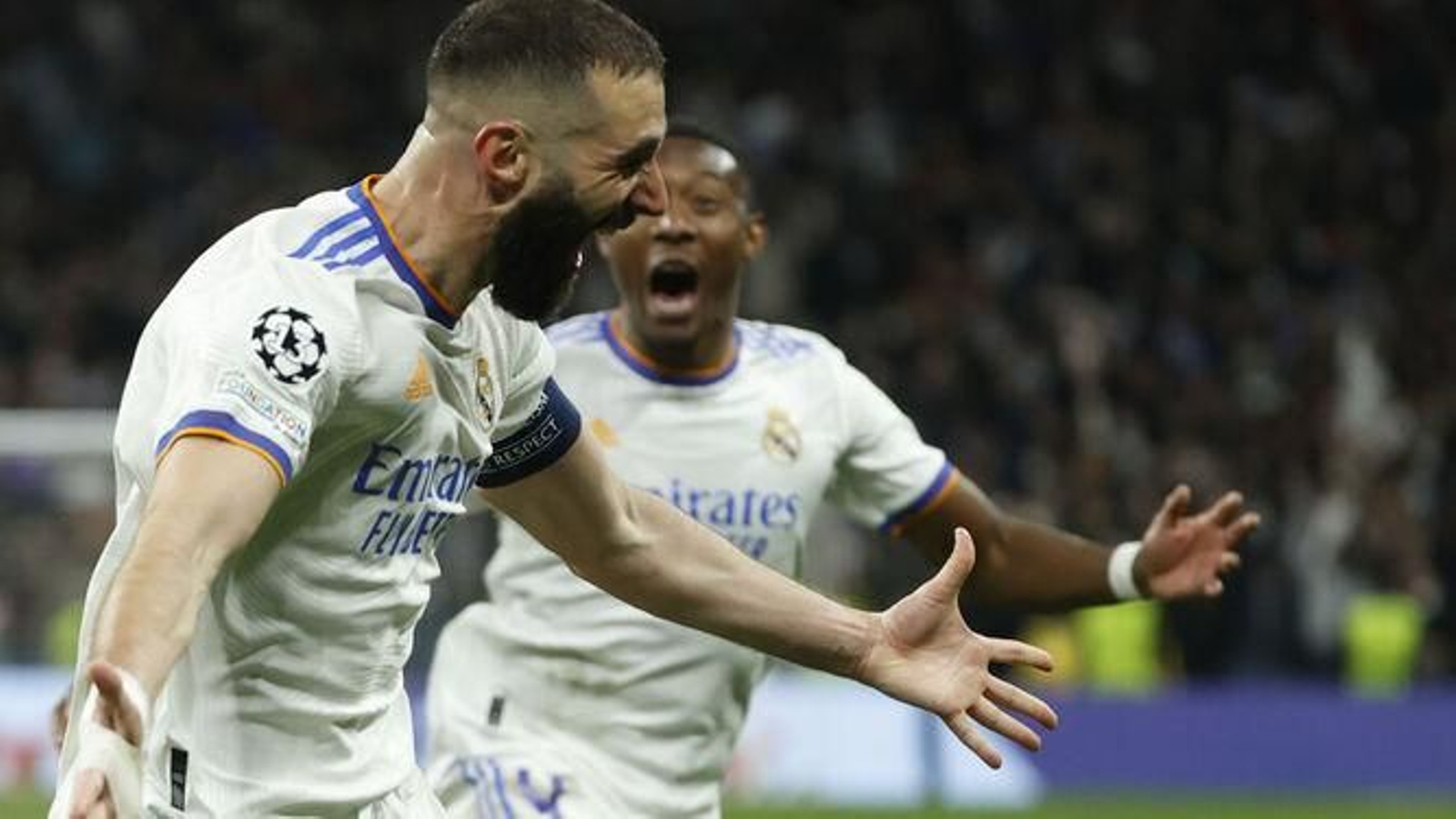 Benzemá celebra uno de sus goles / EFE