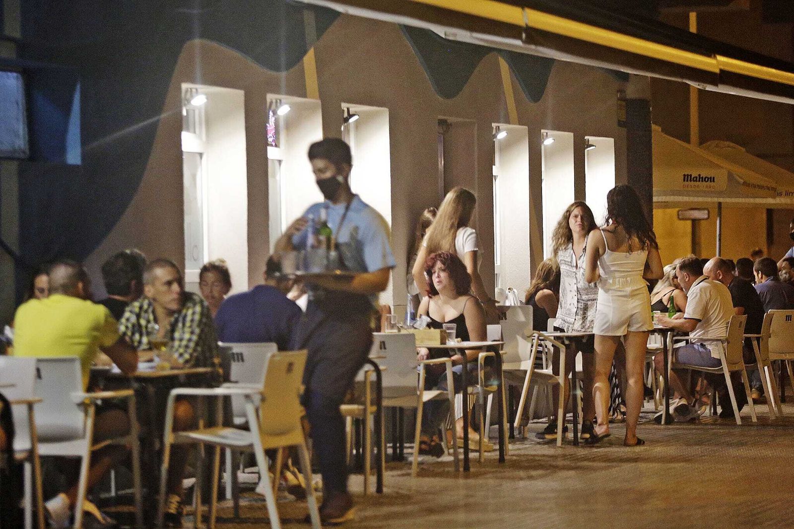 Terraza de un local del Paseo Marítimo.