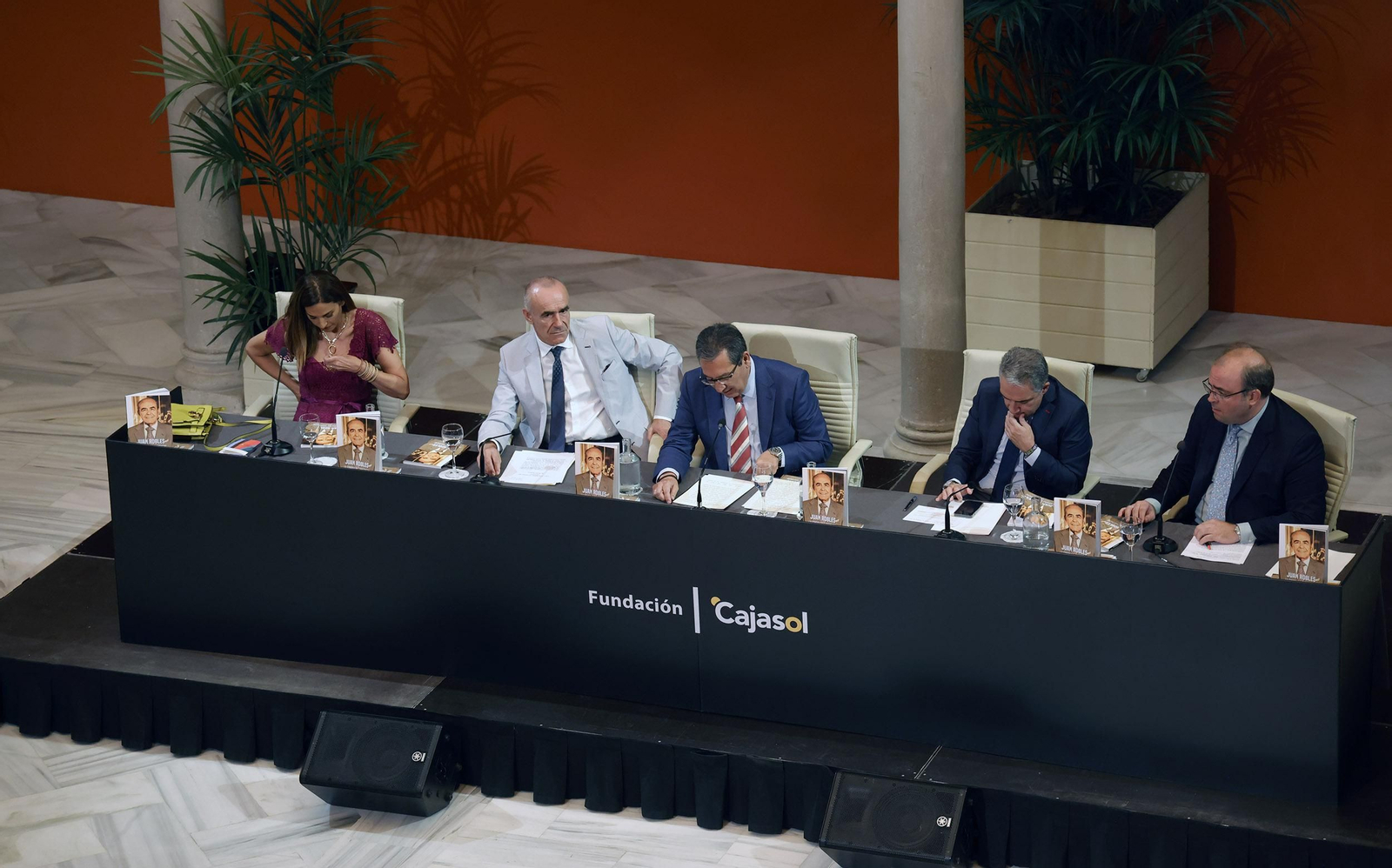 Presentación del libro  'Juan Robles, la sonrisa del tabernero' de Carlos Navarro, todas las imágenes