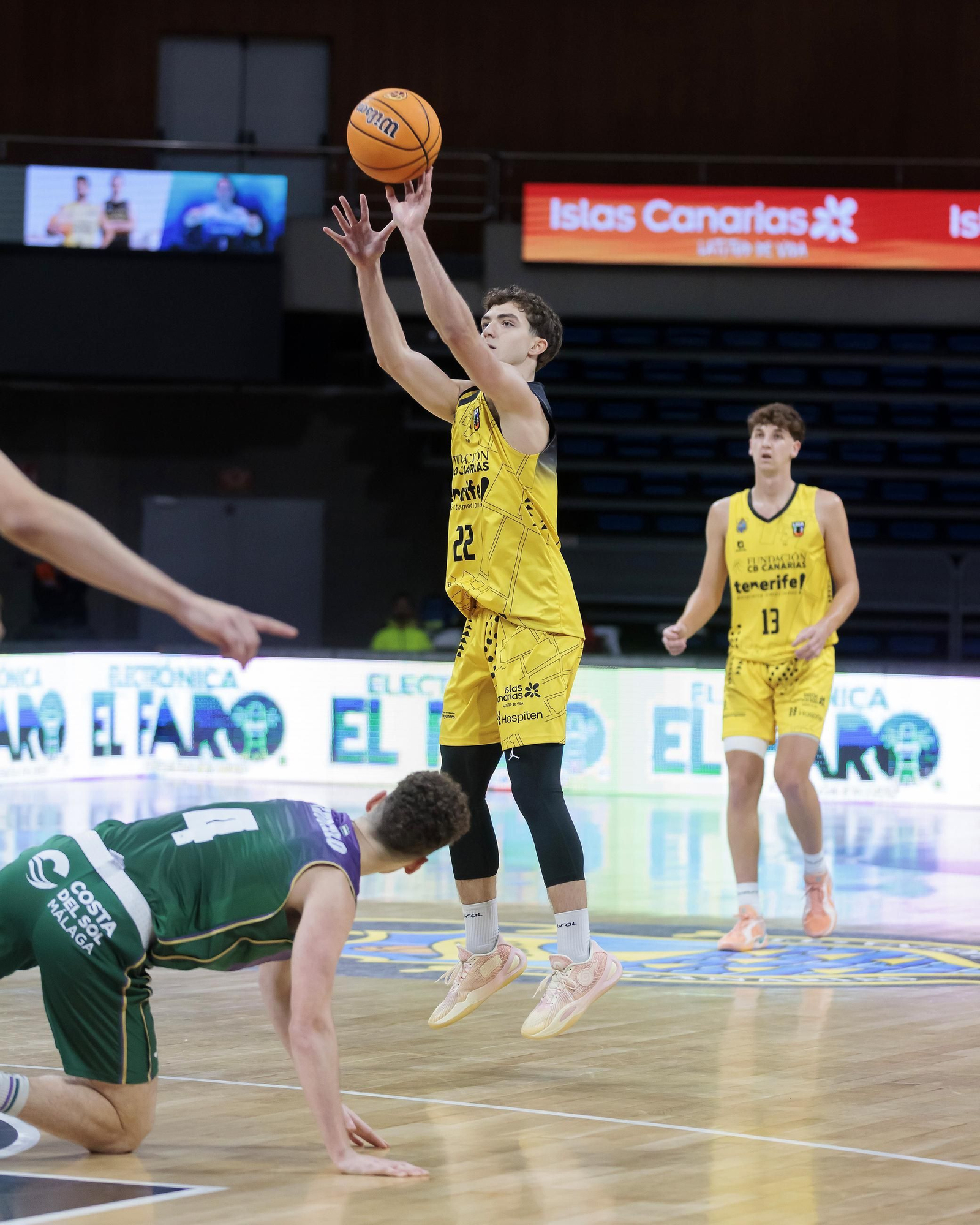 El Unicaja Alhaurín de la Torre conquista La Laguna (66-69)