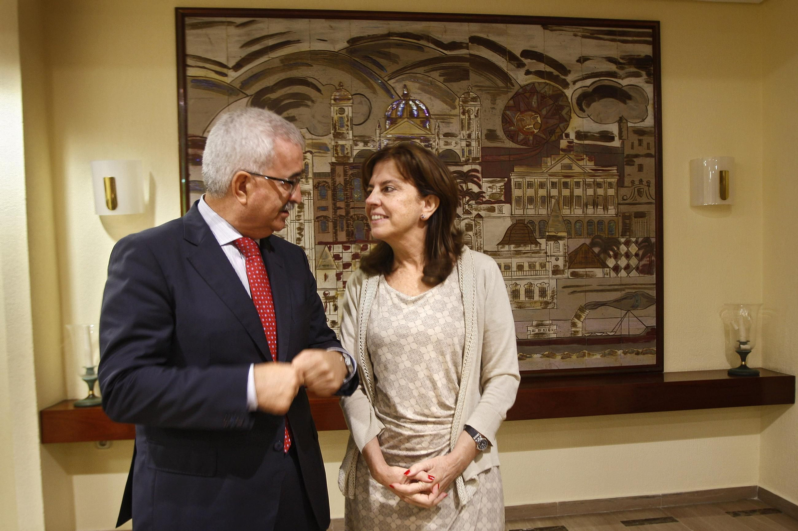 Pilar Platero con Manuel Jiménez Barrios, vicepresidente del Consorcio de Las Aletas en 2013, tras una reunión del ente en Cádiz
