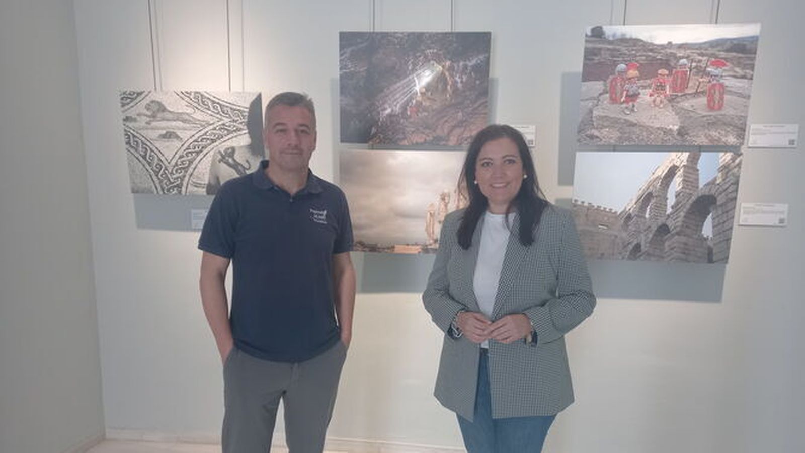 La concejala de Turismo del Ayuntamiento de Puente Genil, Ana Carrillo, durante la presentación de la exposición