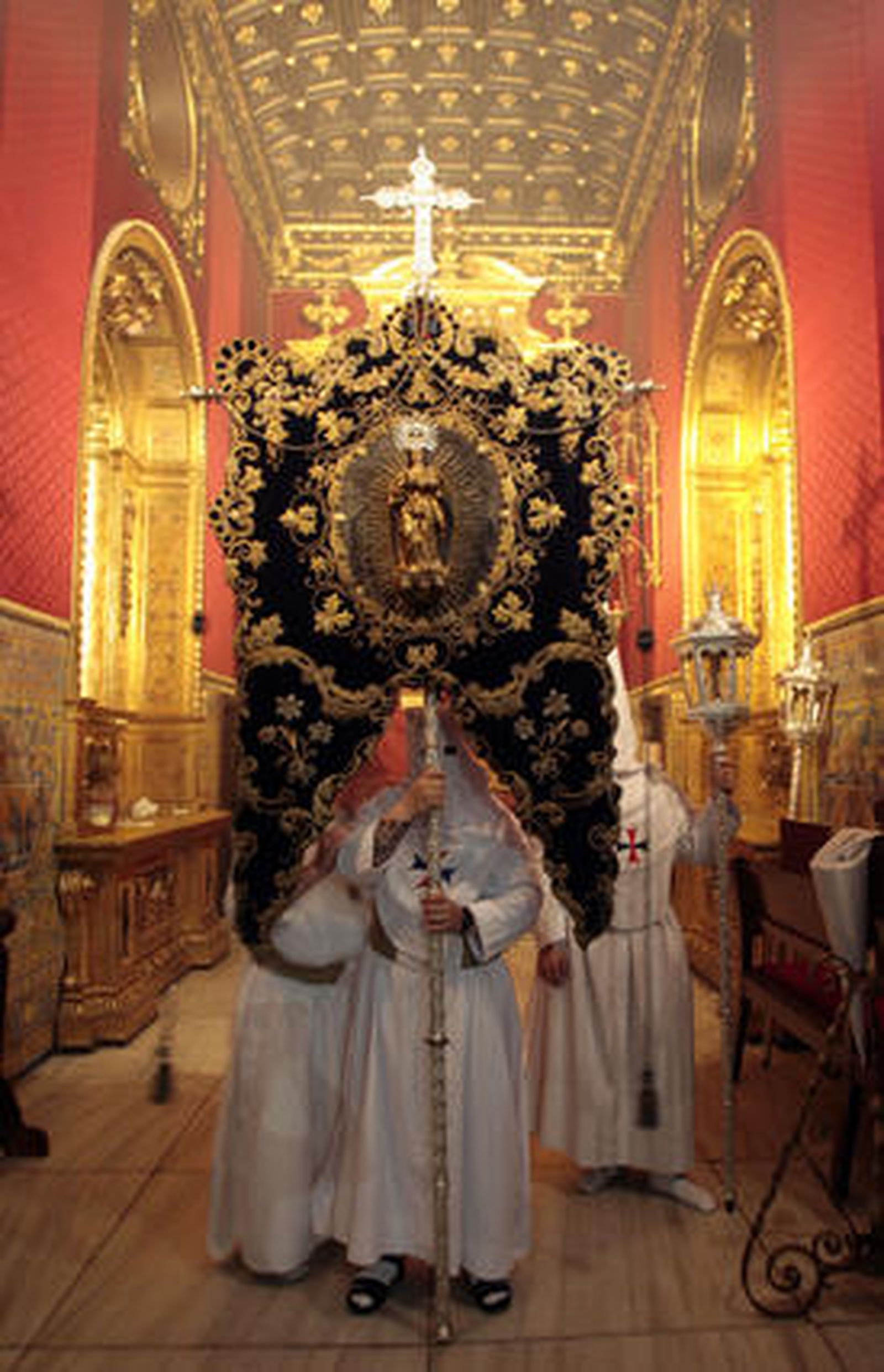 Nuestro Padre Jesús ante Anás y María Santísima del Dulce Nombre salen de San Lorenzo para realizar su Estación de Penitencia. 

Foto: Juan Carlos Muñoz