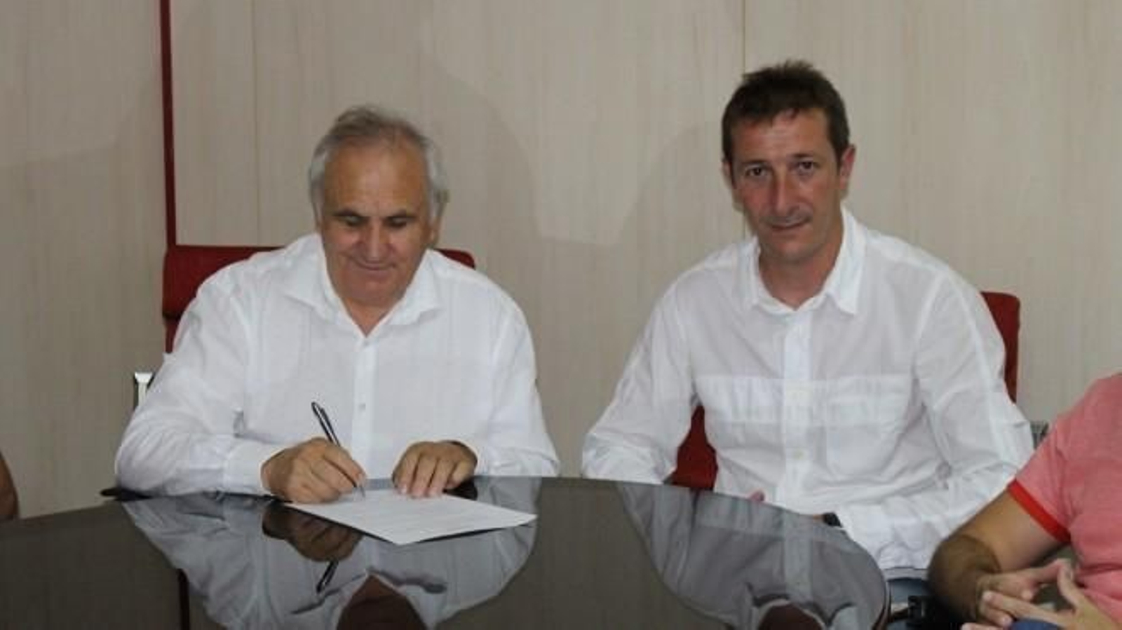 Alfonso García firma con Ramis la renovación del técnico tarraconense.