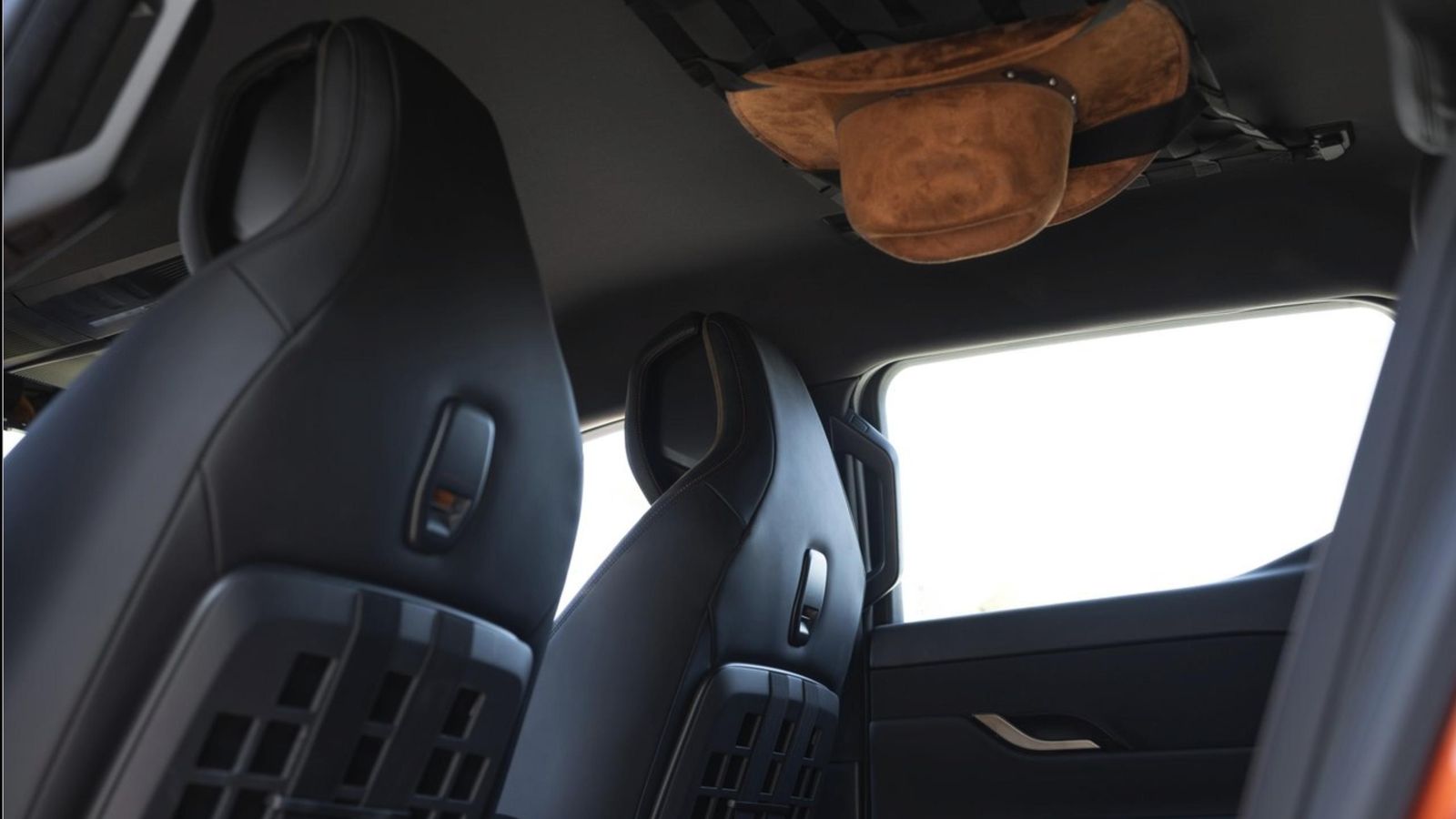 Entre los recursos curiosos del Alaska, este soporte para los sombreros situado en una rejilla anclada al techo.