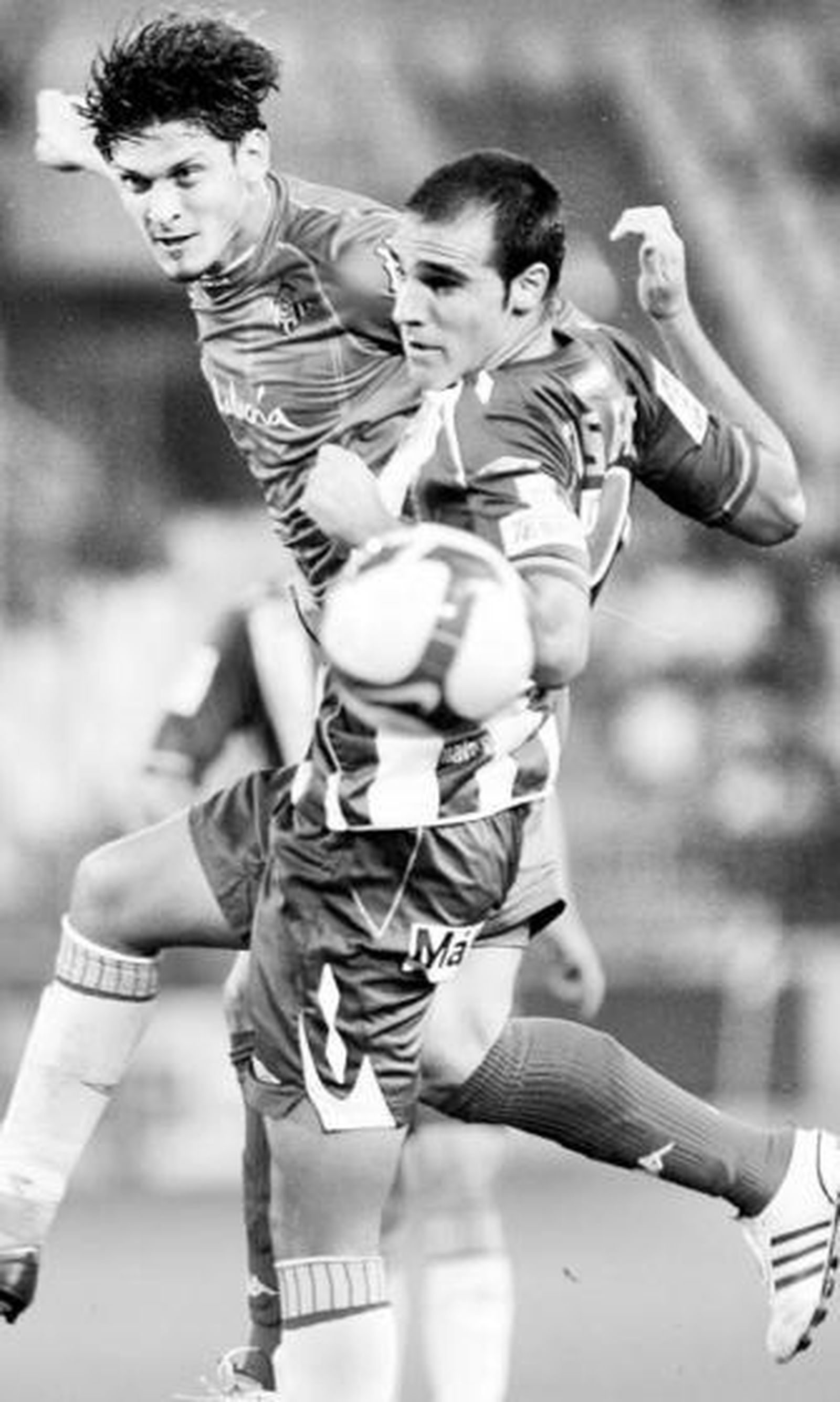 Edu salta con Jesús Gámez en el amistoso del sábado en Málaga, que tantas dudas arrojó.