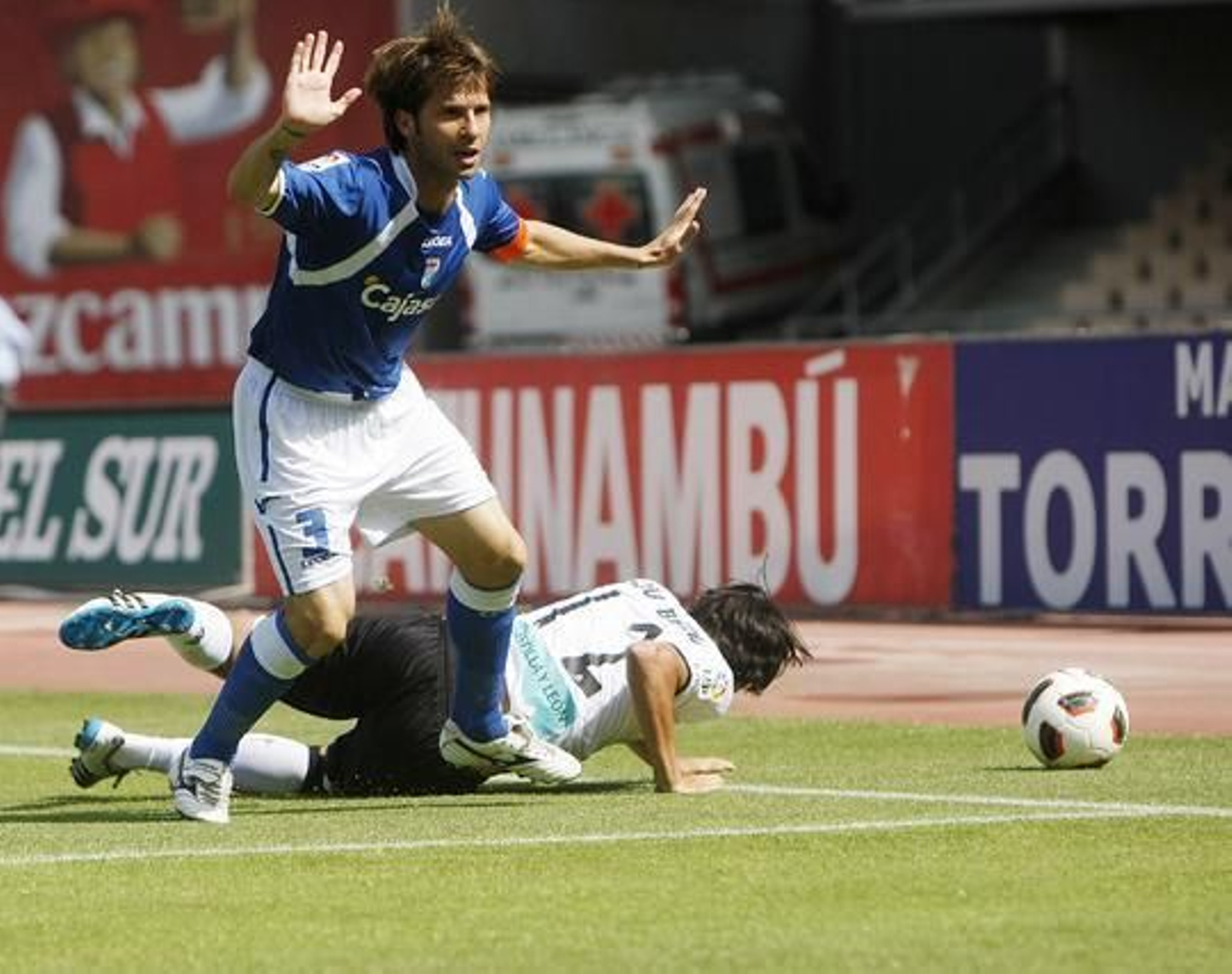 Mendoza comentaba al salir del vestuario que "era un partido importante después de la derrota del Valladolid y otra vez nos ponemos a tres puntos de ellos y a seguir peleando".


Foto: Juan Carlos Toro