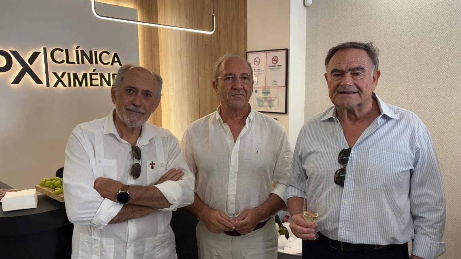 Juan Villarreal, el arquitecto Álvaro Jiménez del Cuvillo y Javier Ximénez Gaztelu, tras la bendición de la clínica.