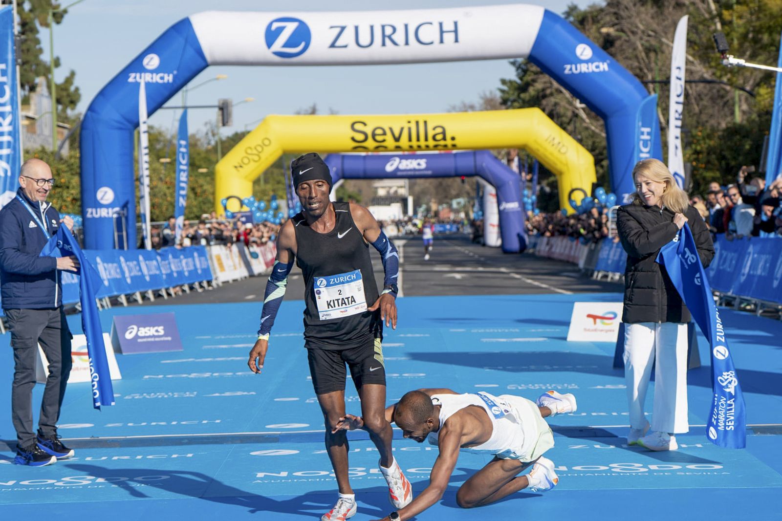 Así ha sido la entrega de premios del Zúrich Maraton de Sevilla 2026