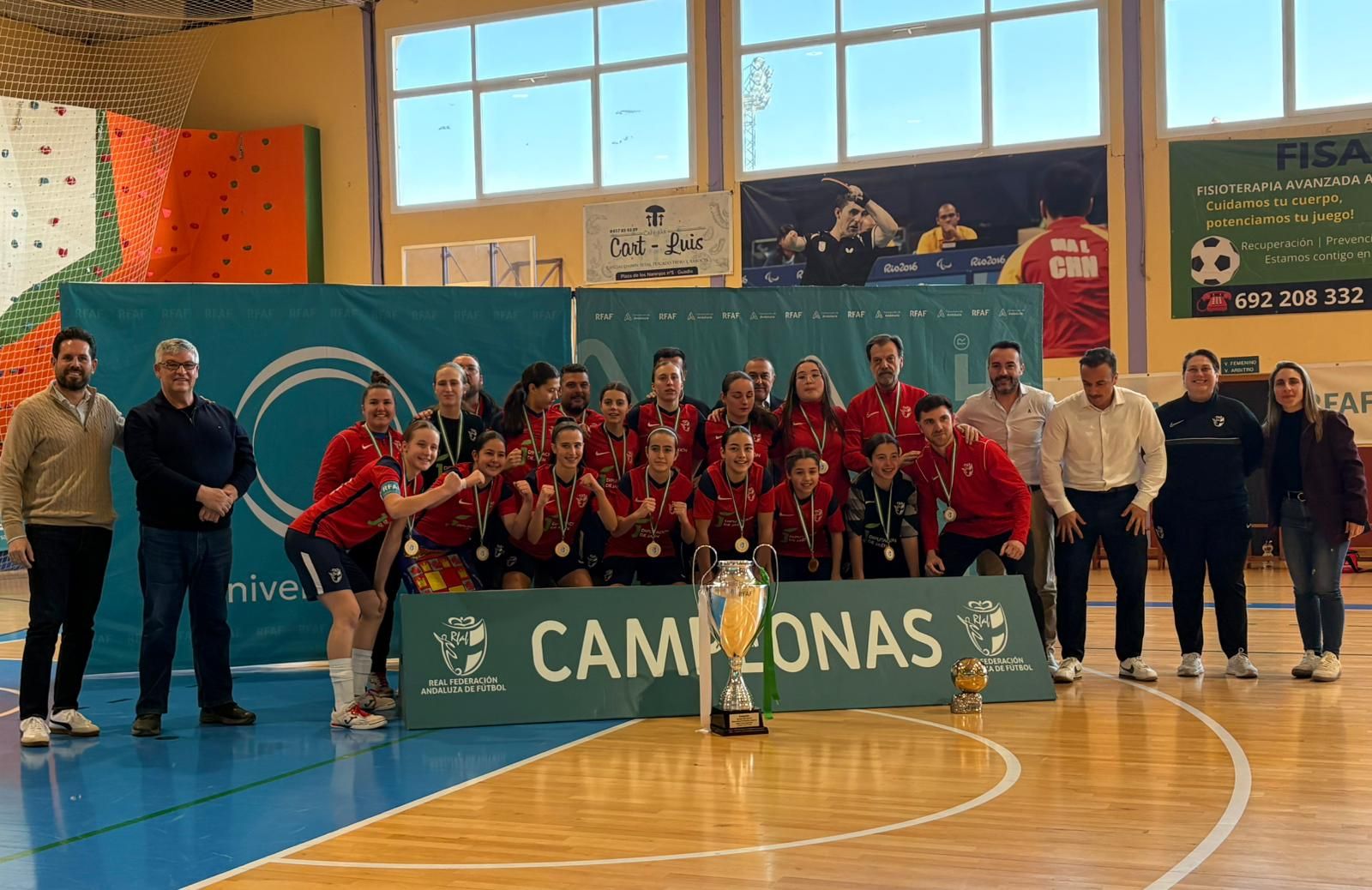 La selección de Jaén sub 16 posa con el título de campeonas.