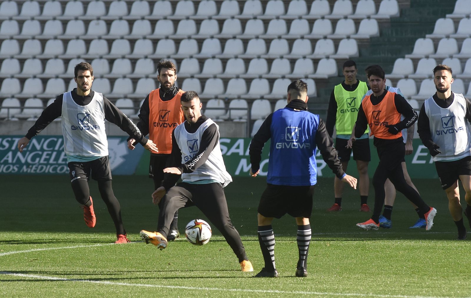 El regreso al trabajo del Córdoba CF tras el parón navideño, en imágenes