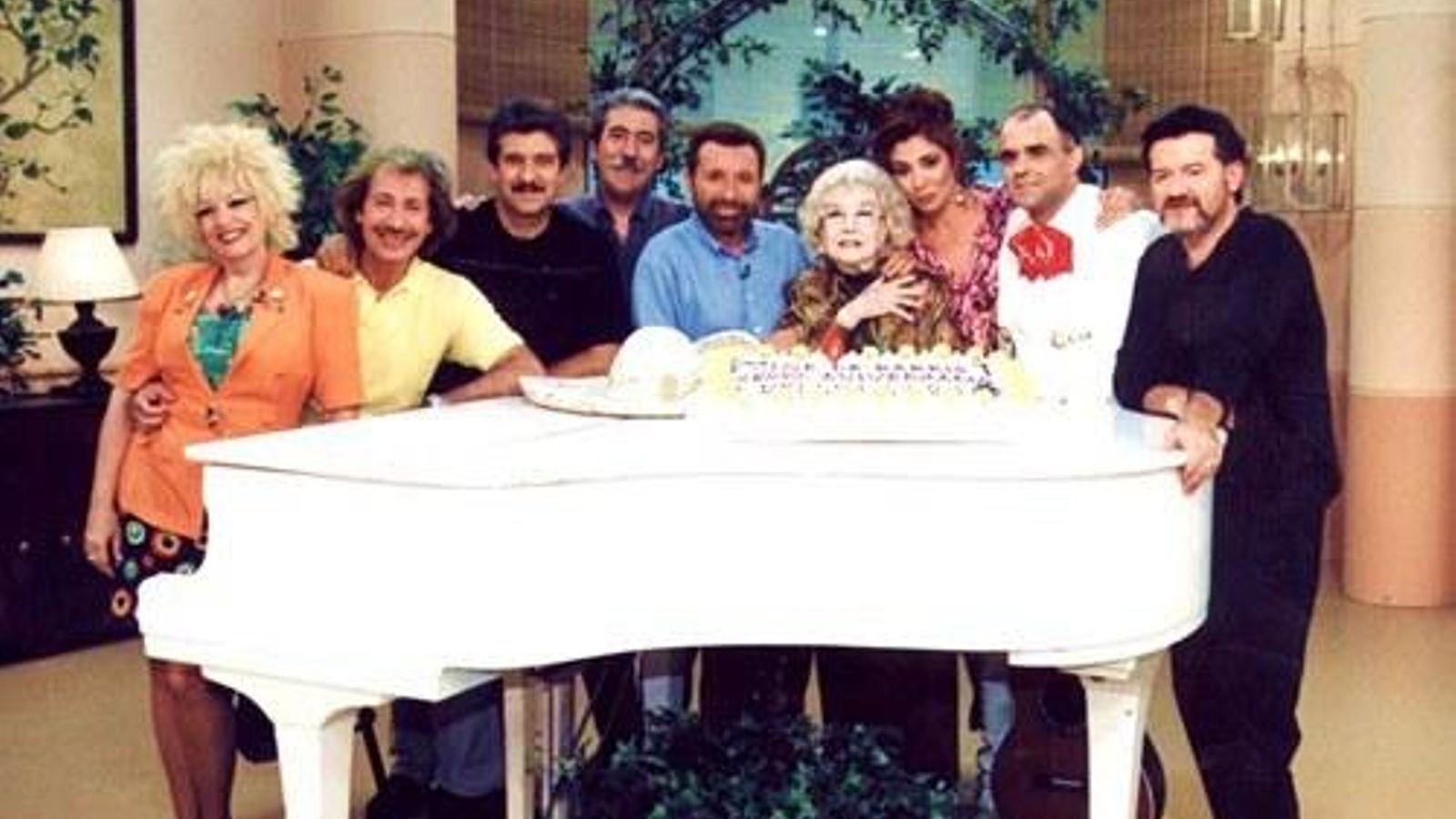 José Manuel Parada rodeado de colaboradores e invitados