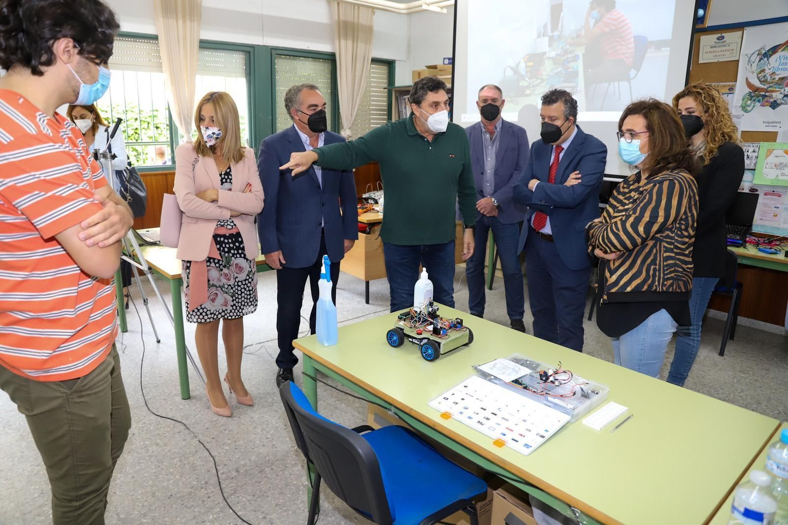 La delegada de Educación, María José Eslava, visita las clases de FP del IES San José de la Rinconada.