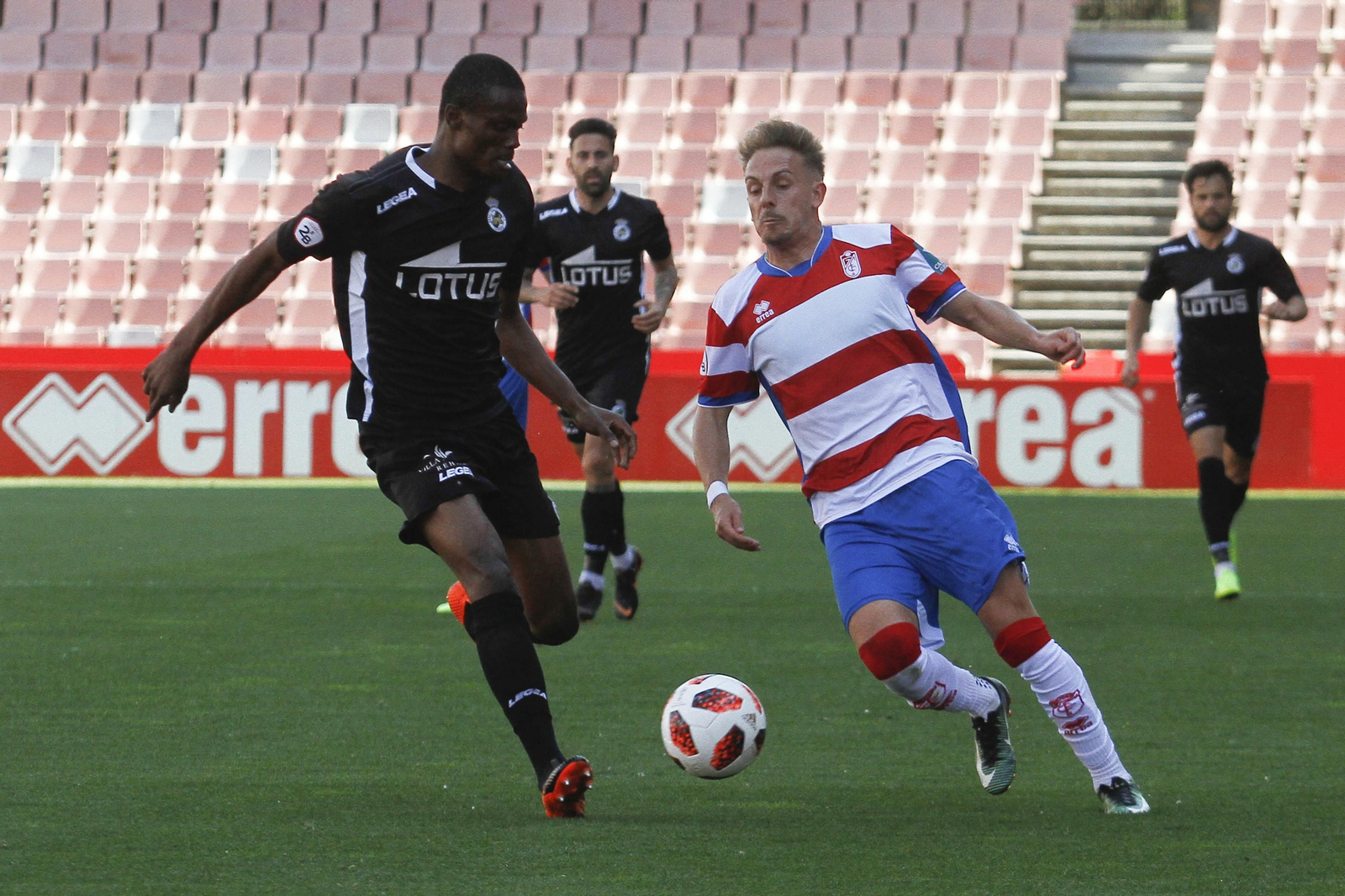 KIbamba, que reaparecía, sale al paso de un rival en el duelo del pasado sábado en Granada