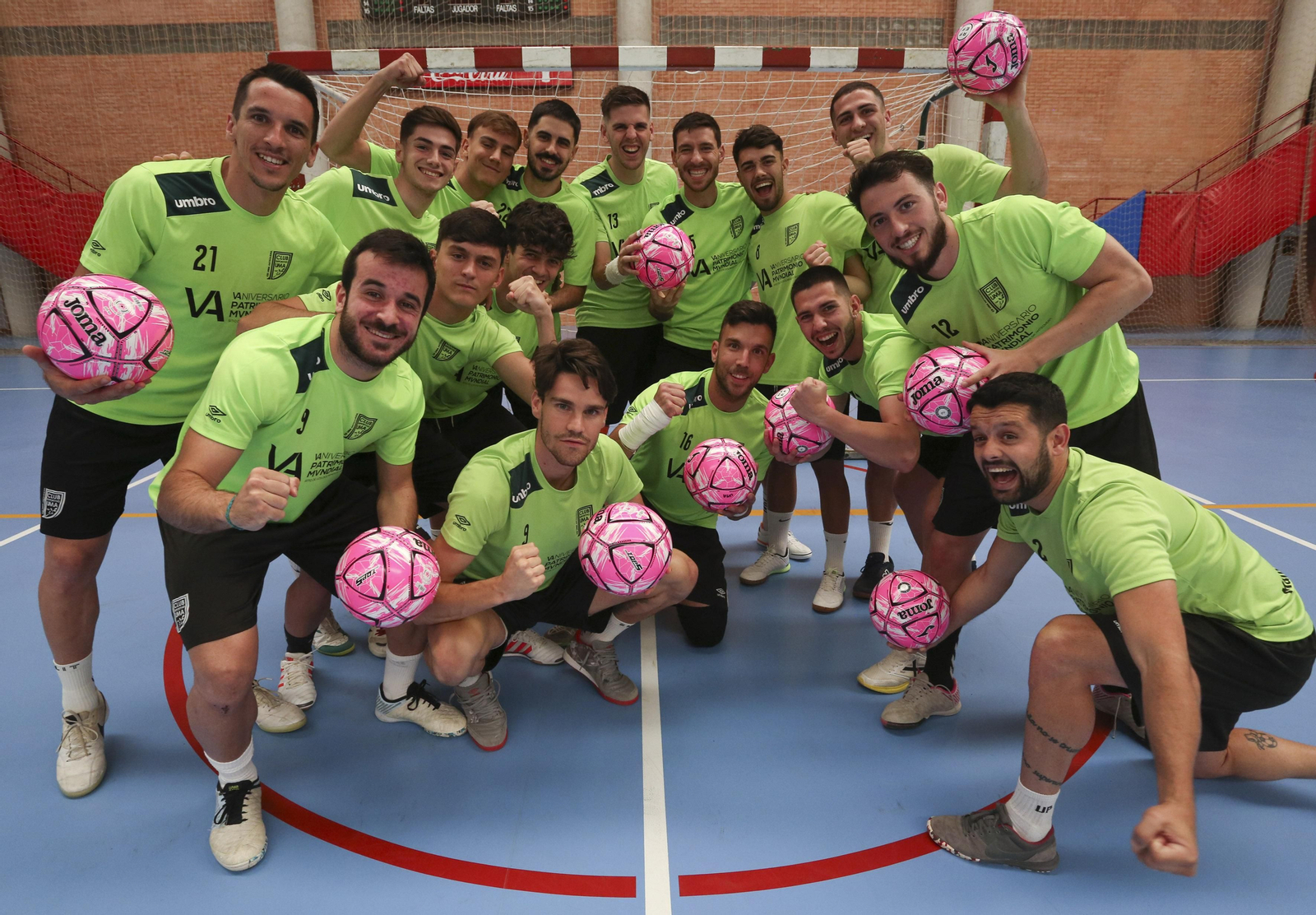 Los jugadores del BeSoccer UMA Antequera, en el pabellón de la Universidad.
