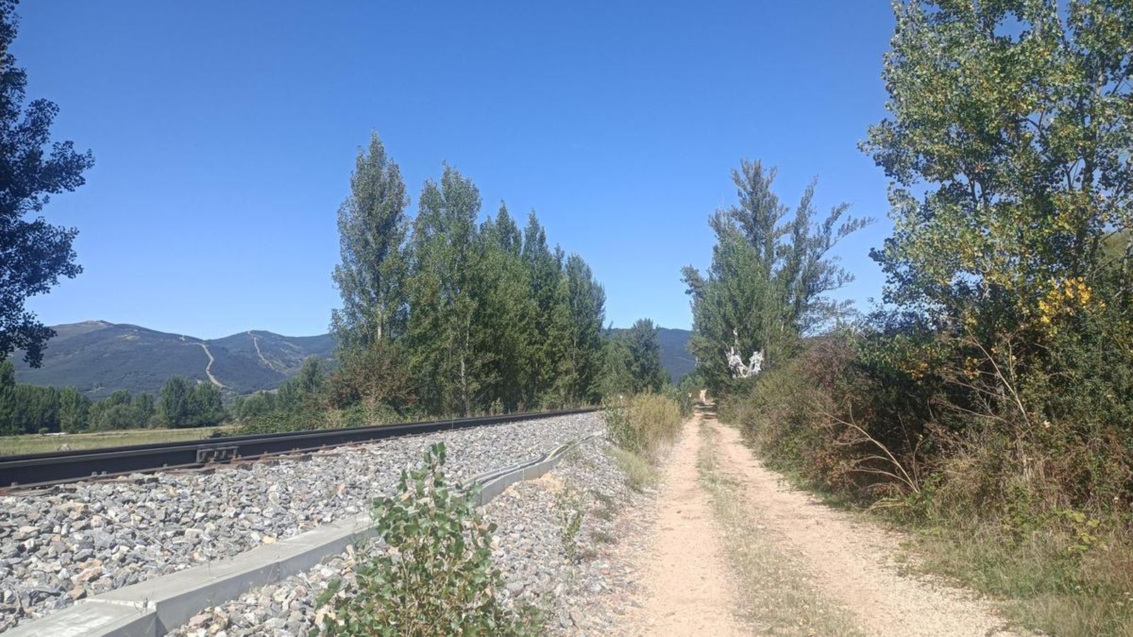 El tramo más aburrido de la etapa: la recta previa a Boñar.