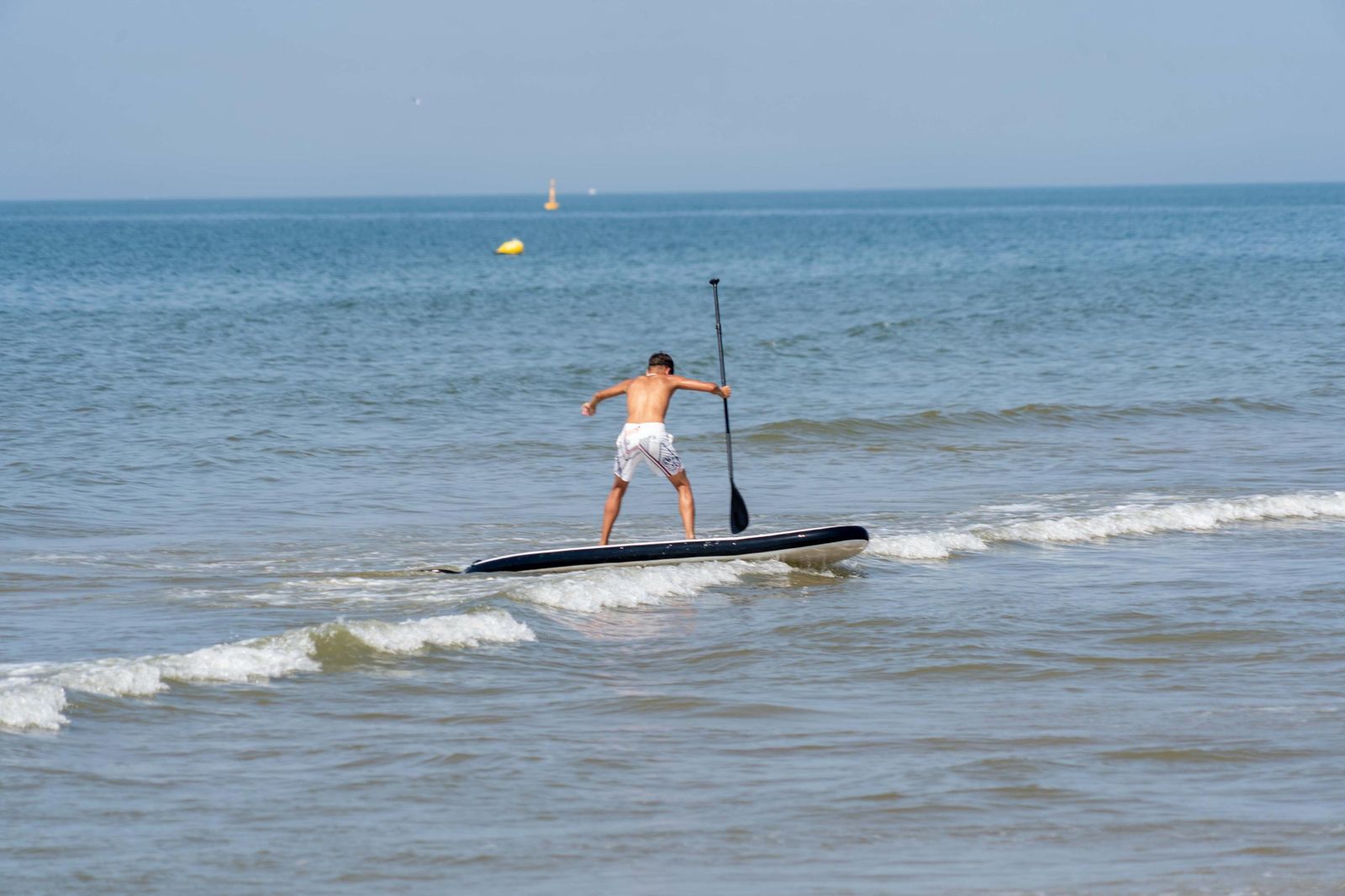 Una mañana de domingo en El Espigón, la playa de Huelva capital.
