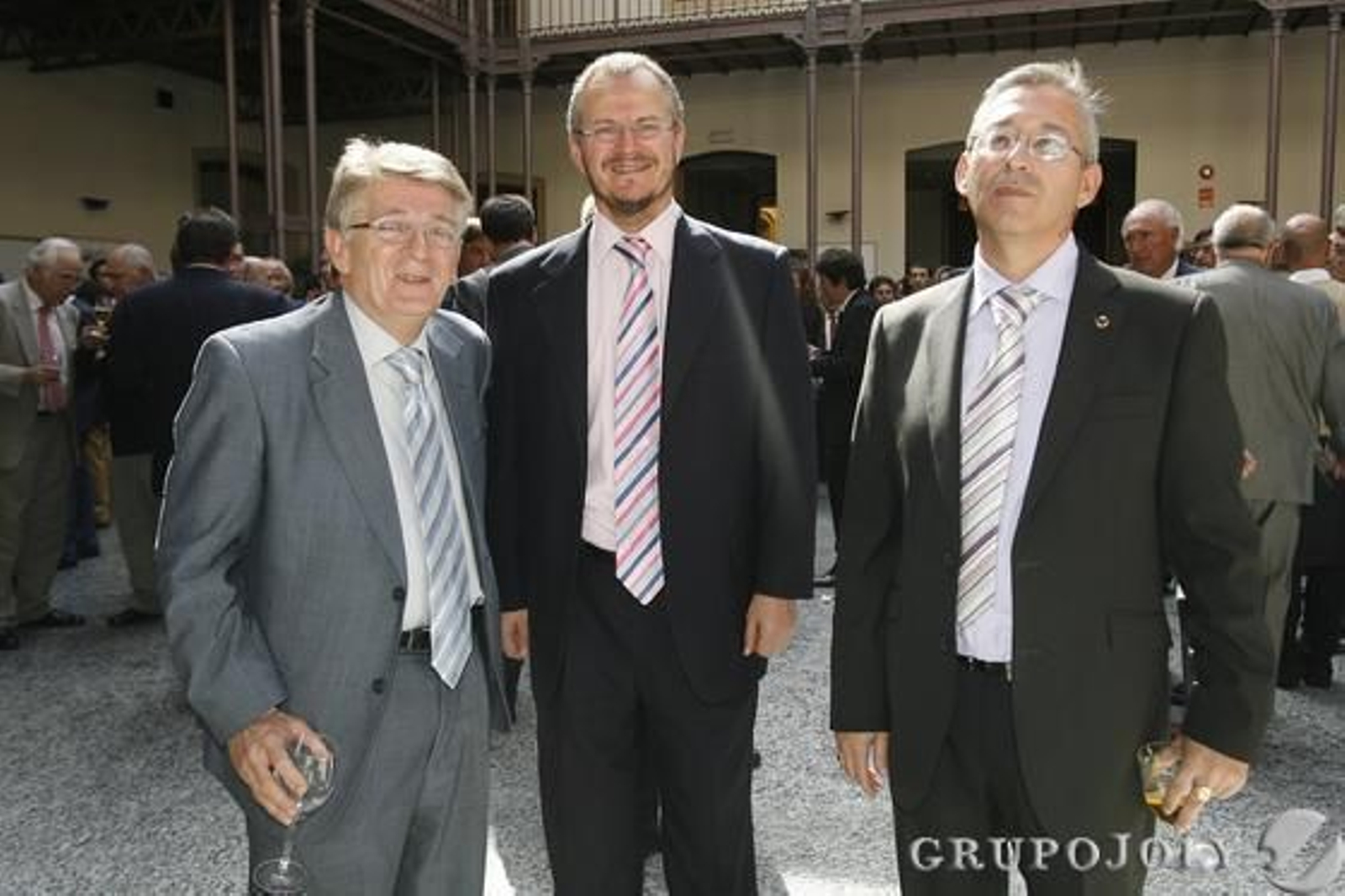 El secretario provincial del PSOE, Francisco González Cabaña; el delegado regional de la ONCE, Patricio Cárceles; y el director de zona de la misma entidad, José Antonio Toledo.

Foto: Julio Gonzalez-Joaquin Pino-Jose Braza