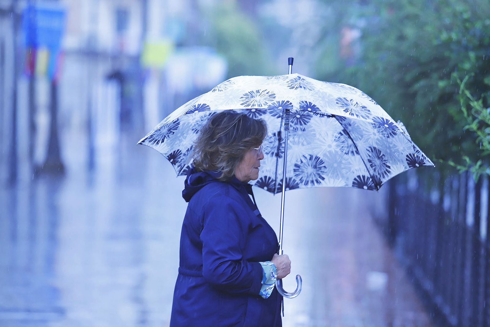 Imágenes de la mañana lluviosa de domingo en Huelva