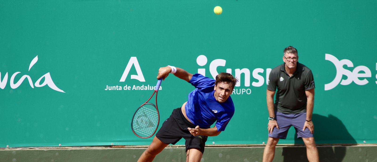Daniel Mérida, el único español en las semifinales, efectúa un saque.