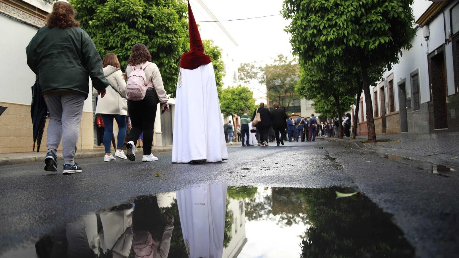 Un nazareno del Cerro, con un charco en primer plano.