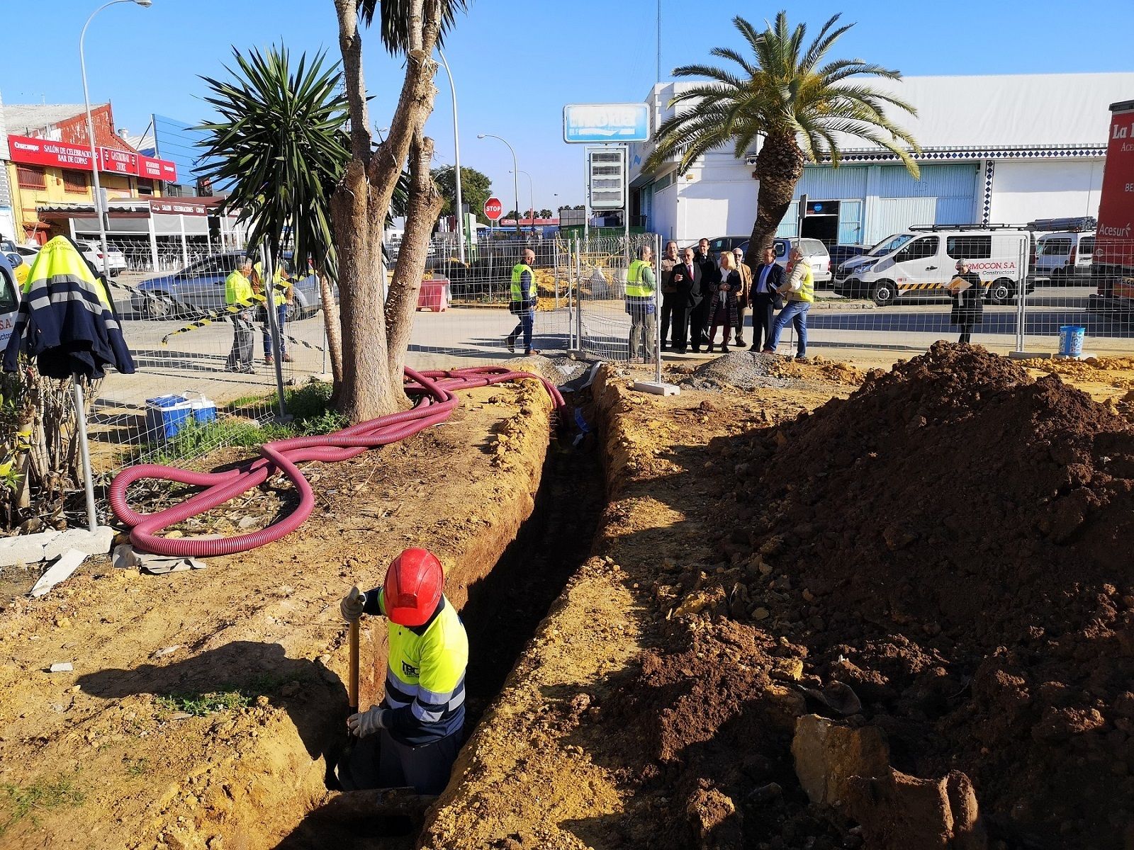 Un operario realiza una zanja en una calle del polígono Store.