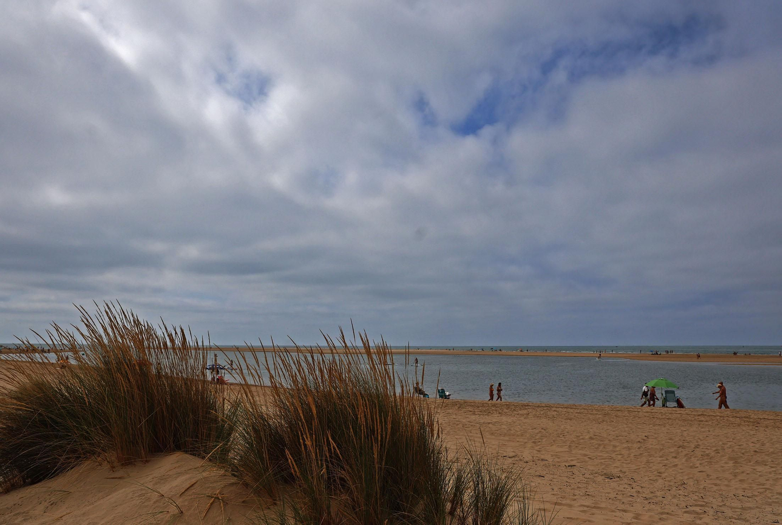 Imágenes del ambiente en las playas de Huelva en la mañana de domingo