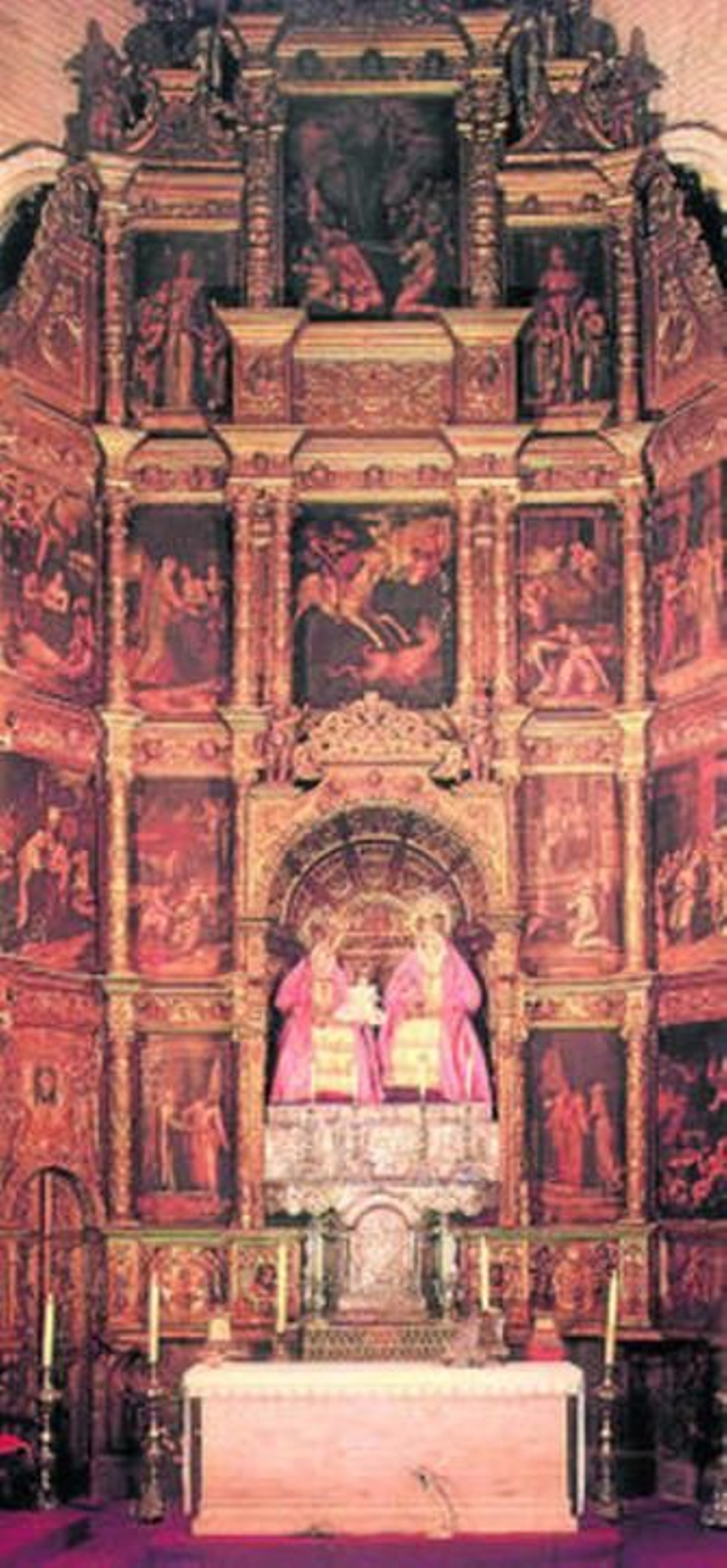 Una imagen del retablo mayor de Santa Ana antes de la restauración. Una imagen del retablo mayor de Santa Ana antes de la restauración.
