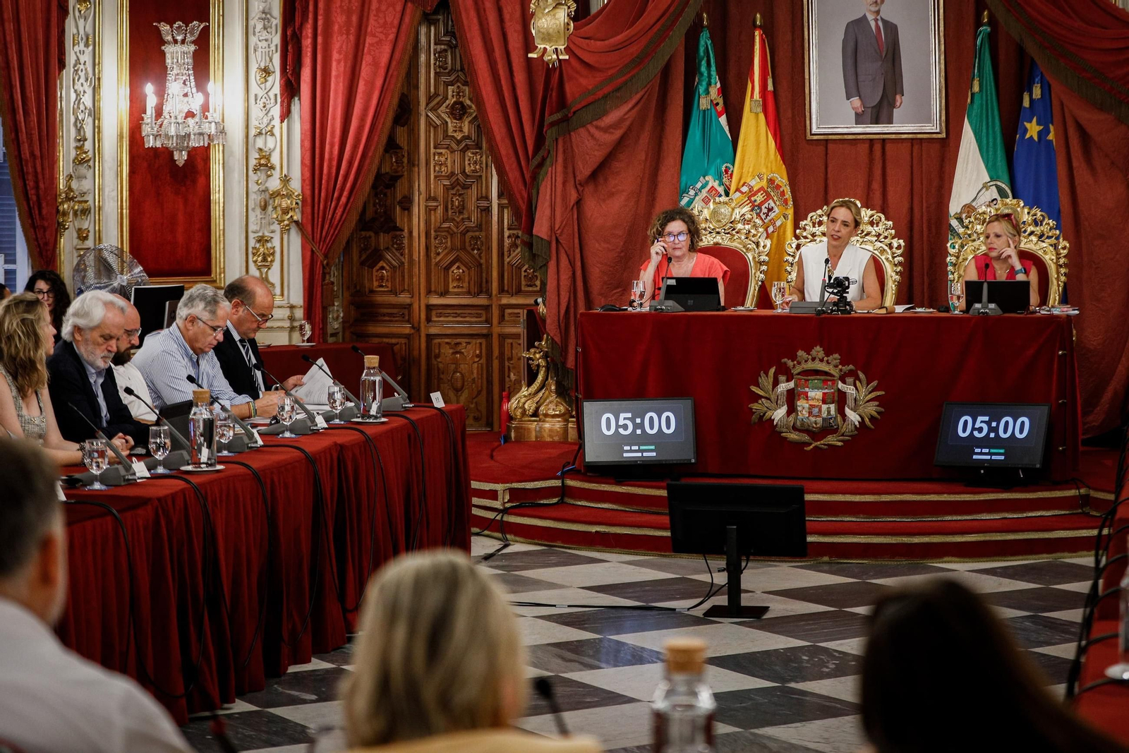 Almudena Martínez preside el pleno extraordinario donde se ha aprobado el plan Cádiz Marcha.