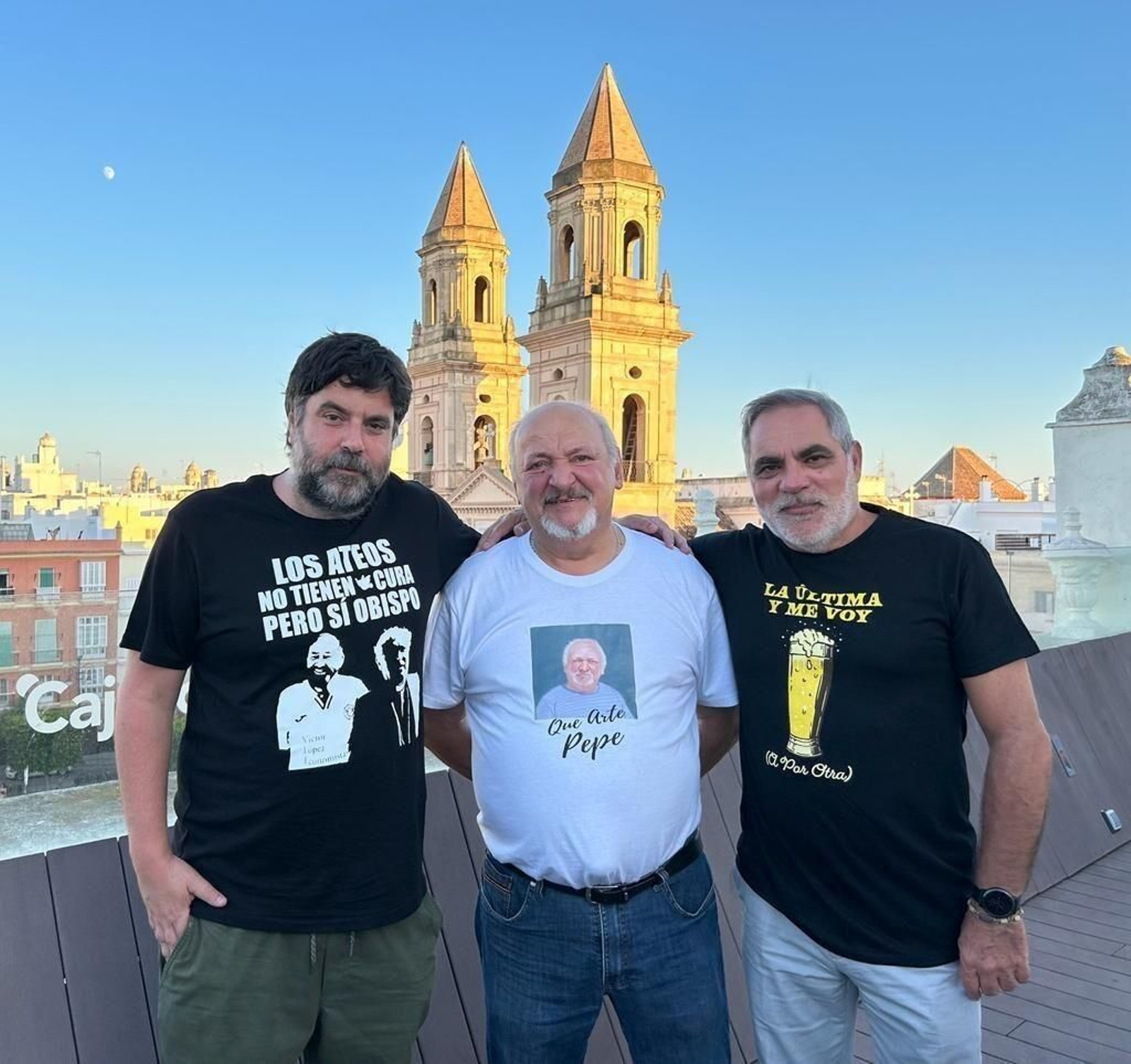 El pintor Pepe Baena, ganador del concurso de las camisetas, con Lolo Bustelo y Salvador Celada.