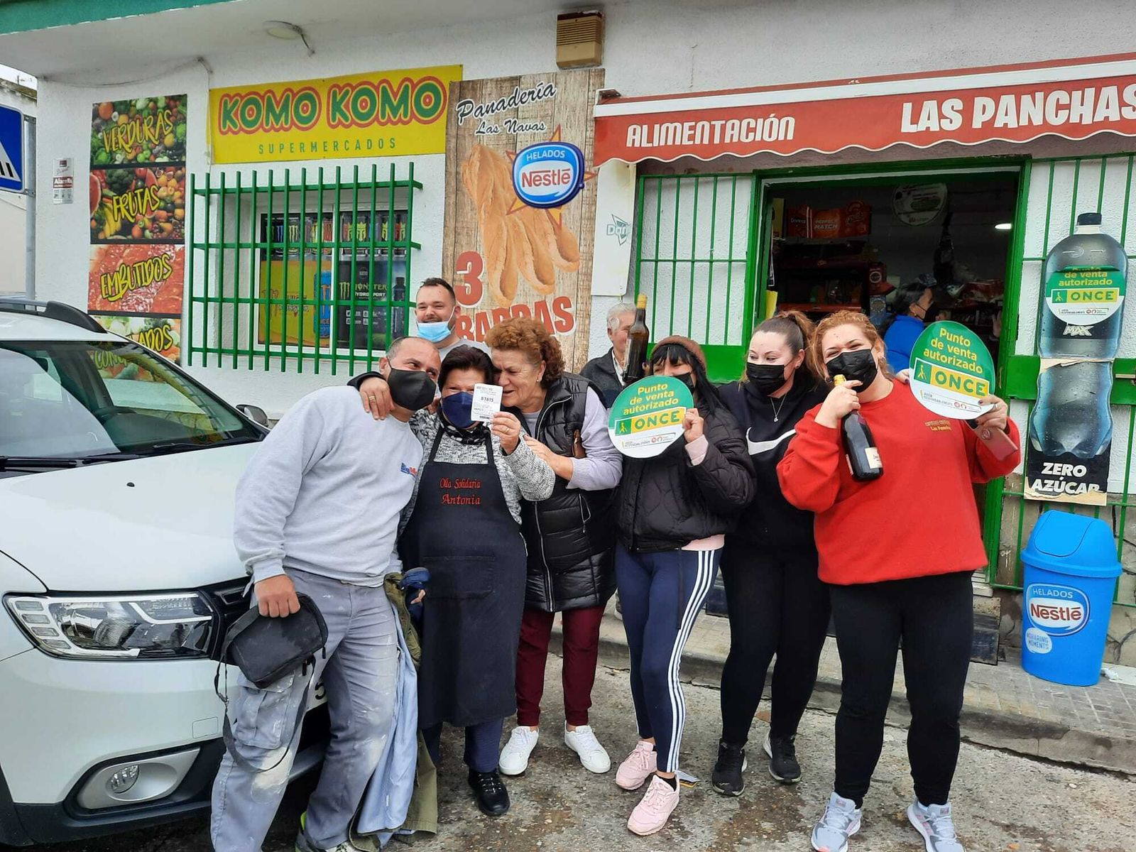 Felicitaciones a la puerta del pequeño supermercado de Chiclana que ha vendido el premio de la ONCE.