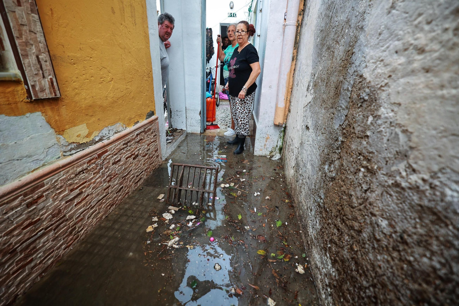 Imágenes de calles inundadas y vecinos achicando agua en San Fernando