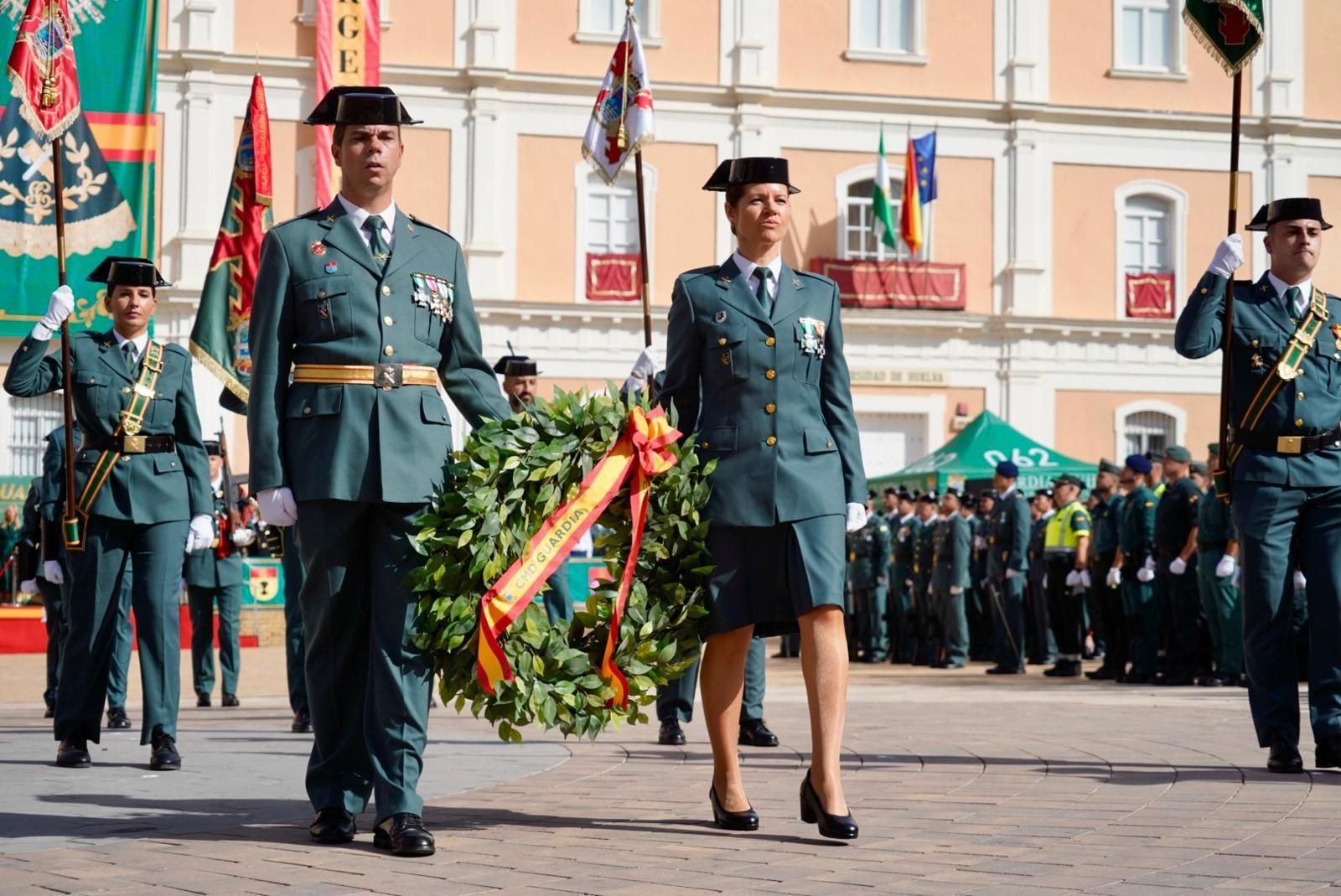 Agendes de la Guardia Civil durante el acto de homenaje a los caídos este 12 de octubre en la Plaza de la Merced de Huelva.