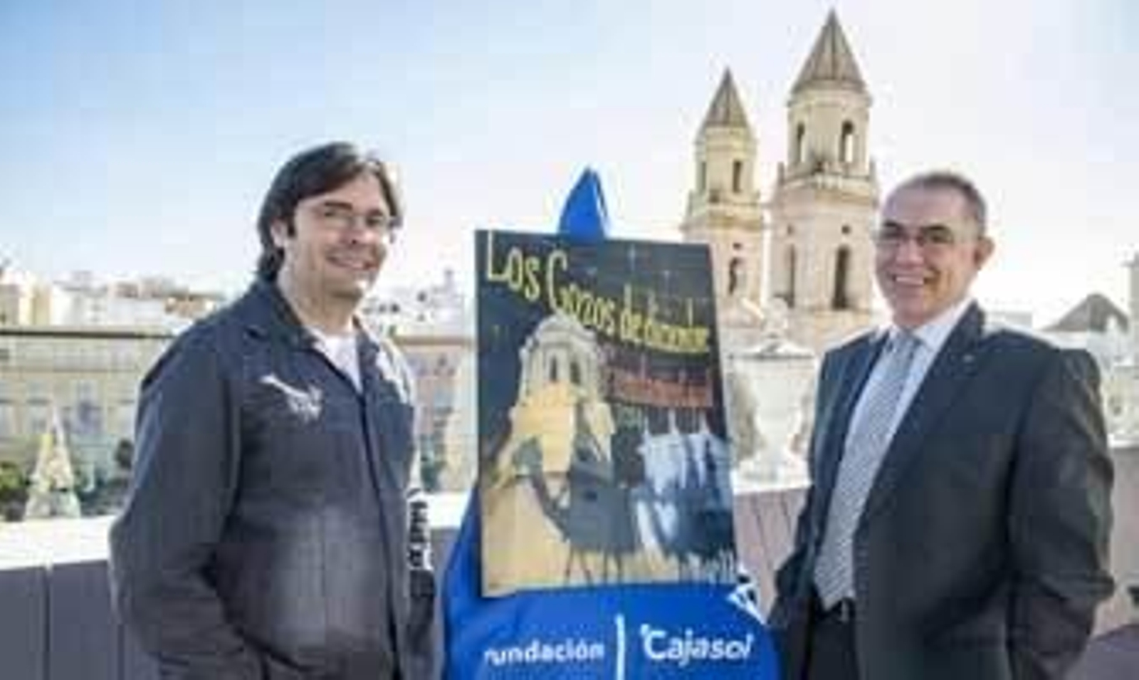El pintor Cecilio Chaves y el hermano mayor del Carmen, José Francisco Trigo, junto al cartel de Los Gozos. /María José Crespo