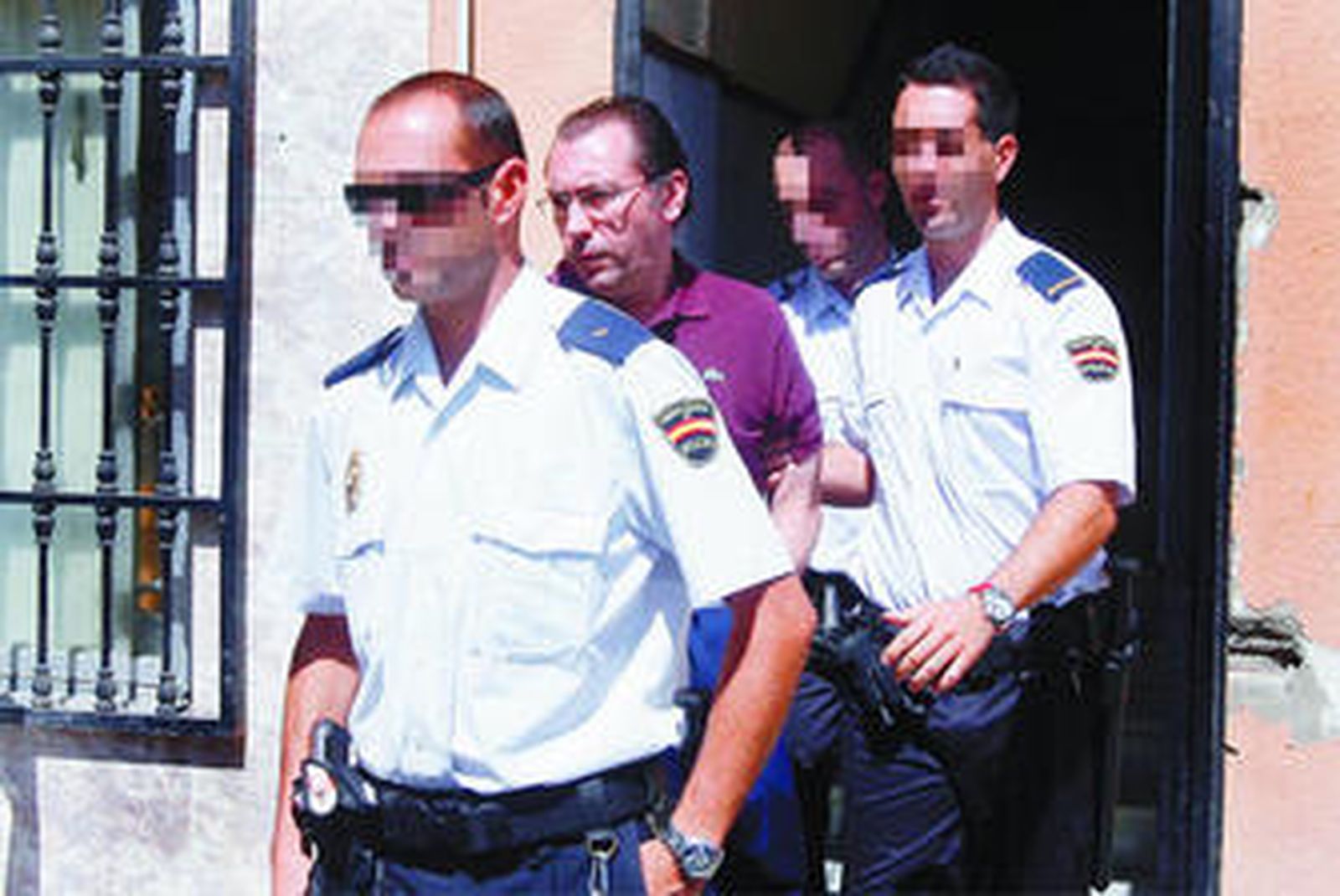 Jenaro Jiménez entrando en el juzgado escoltado por la policía, el pasado viernes en Cádiz.