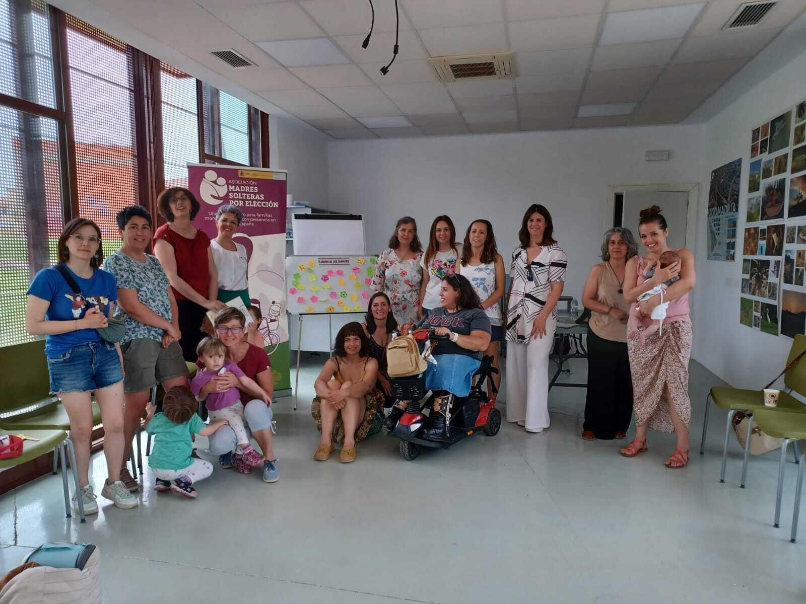 Mujeres y niños participantes en el encuentro.