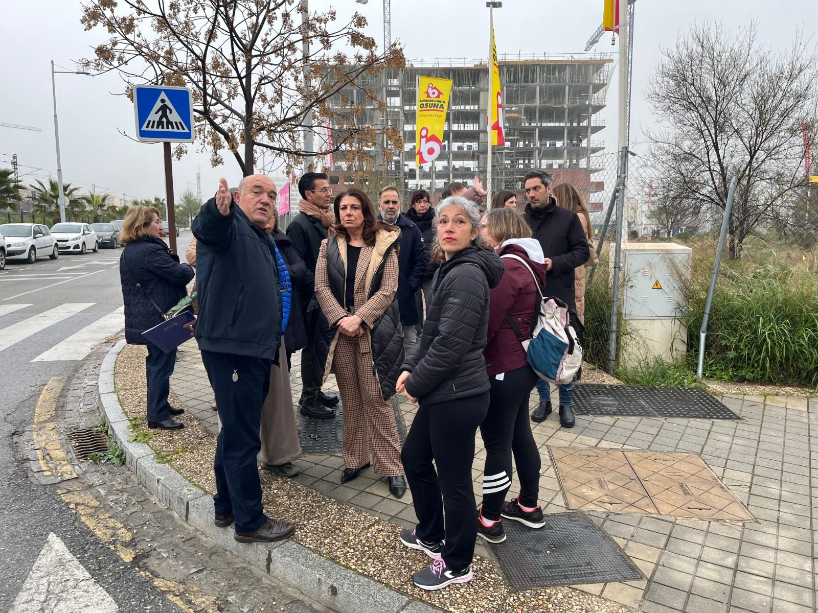 El PSOE con familias y docentes de los colegios.