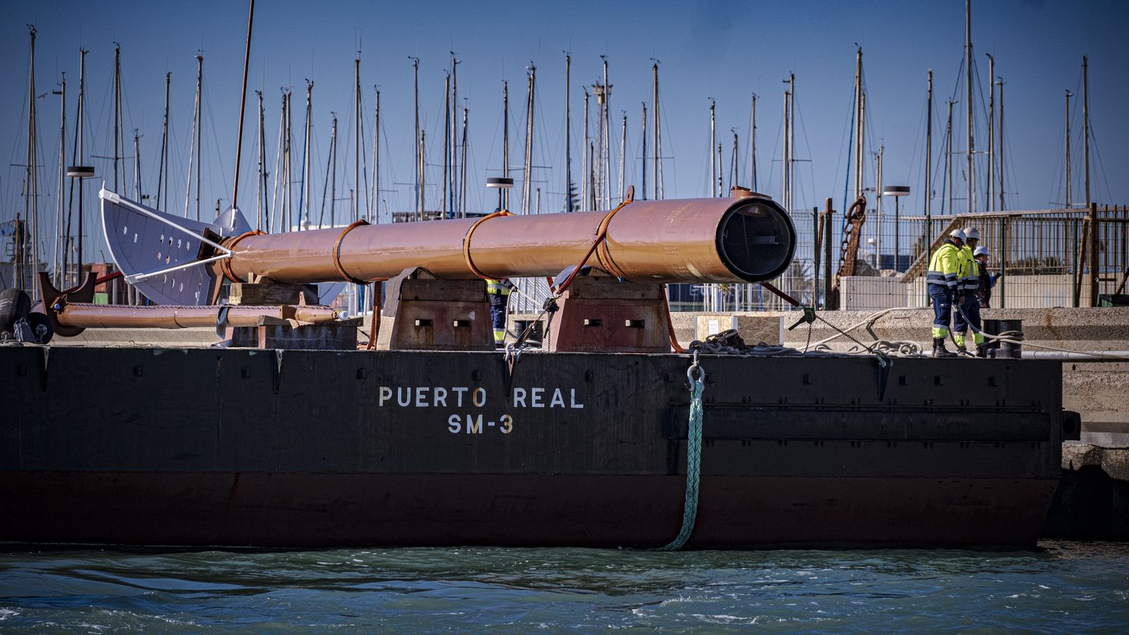 Las imágenes del  traslado por mar del mástil del buque escuela Juan Sebastian Elcano a la Punta de San Felipe