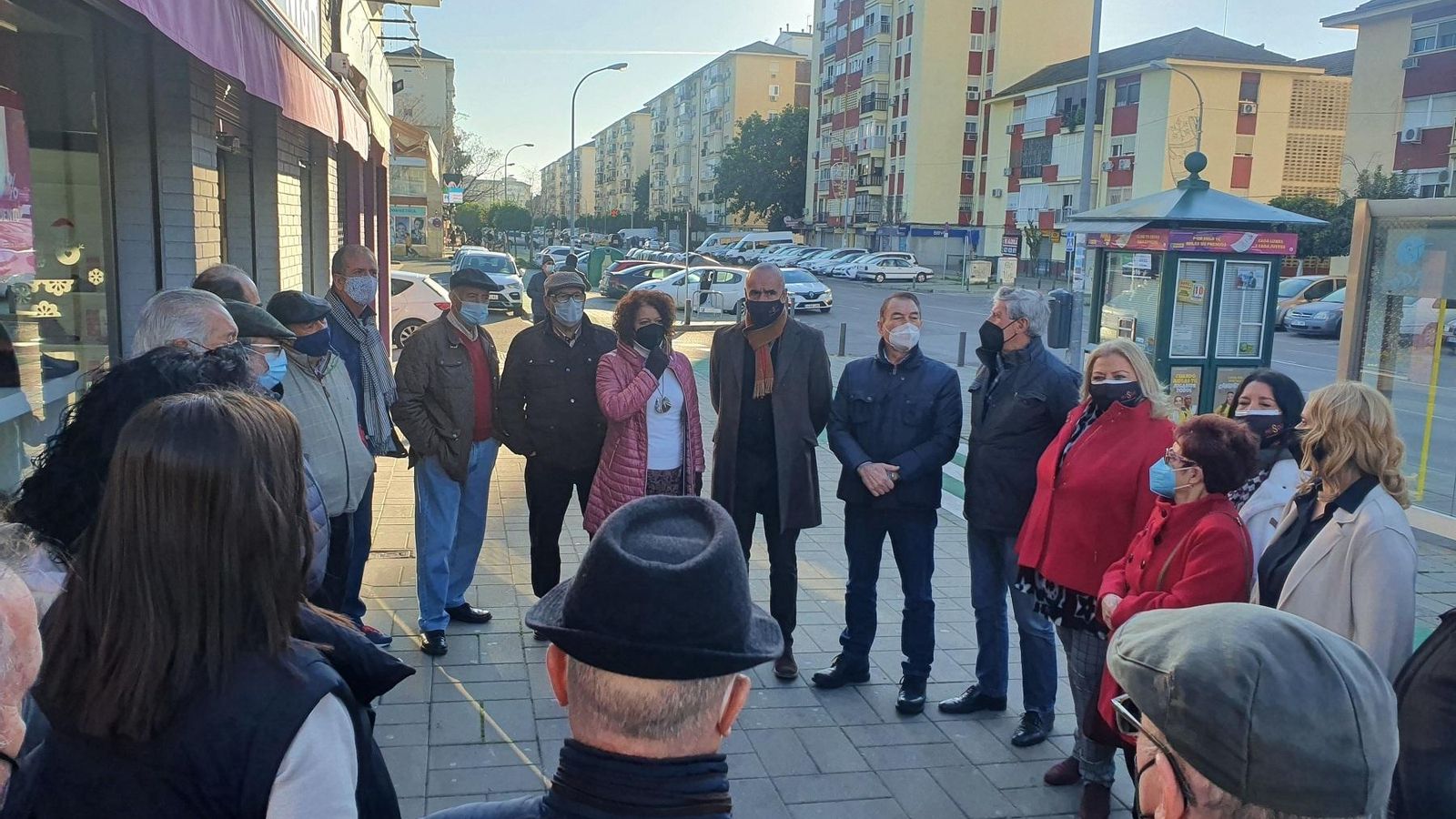 Reunión del alcalde Antonio Muñoz con los vecinos y comerciantes de Alcosa. Reunión del alcalde Antonio Muñoz con los vecinos y comerciantes de Alcosa.