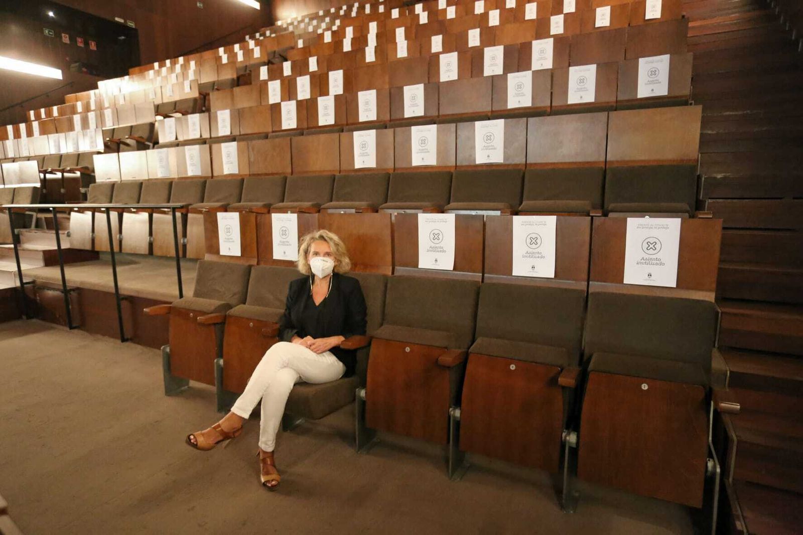 La concejala Lola Campos, en el teatro municipal Pedro Muñoz seca.