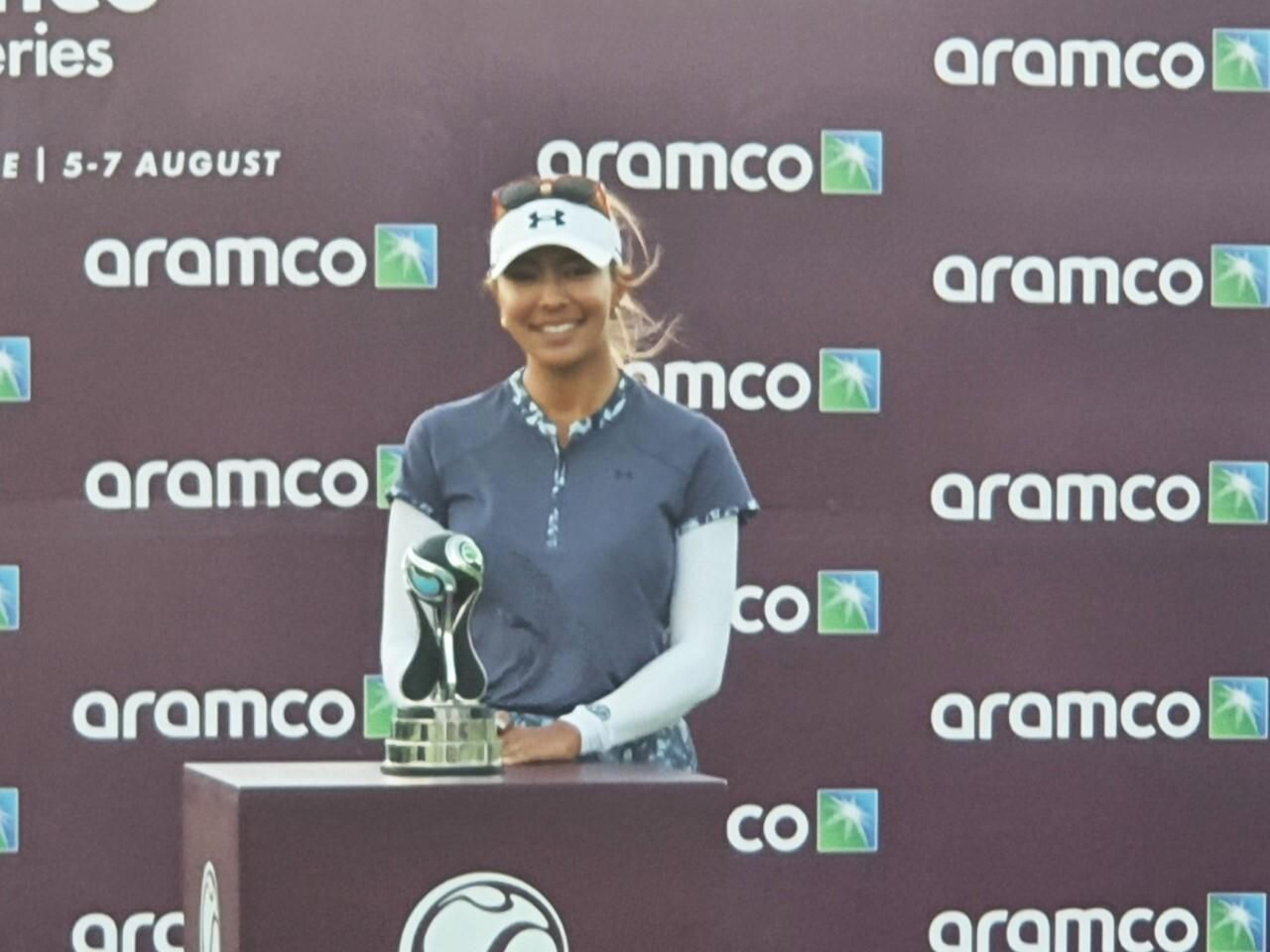 La estadounidense Alison Lee, con su trofeo en La Reserva.