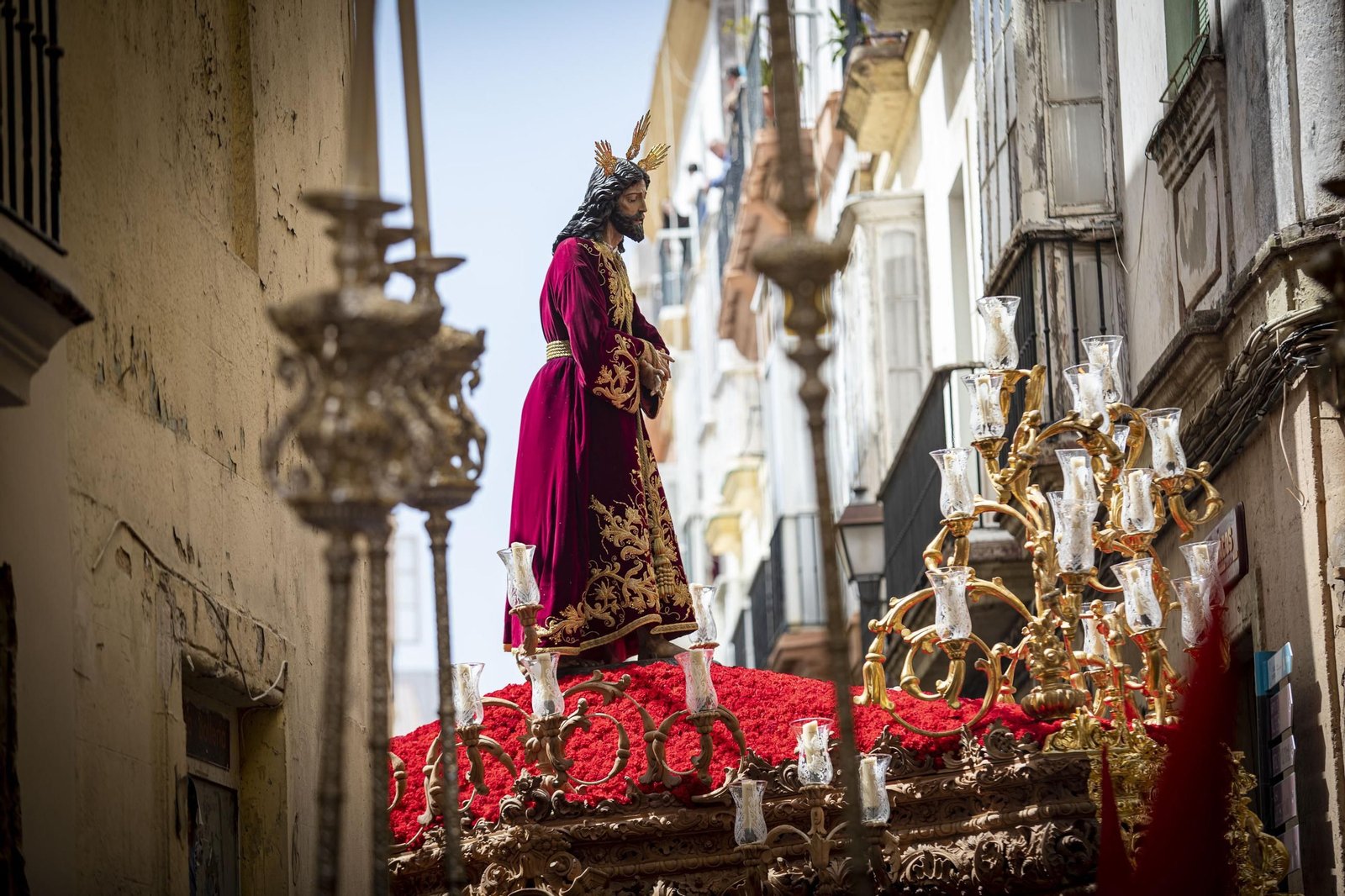 El paso del Señor de las Penas girando de Sagasta a Hospital de Mujeres.