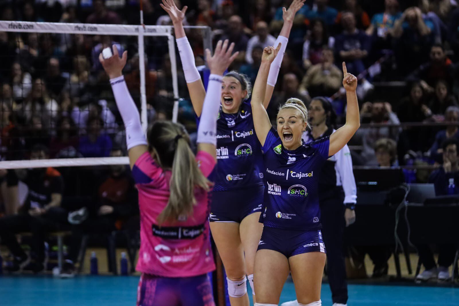 Las jugadoras del Cajasol Voley celebran la victoria ante el Sant Cugat.