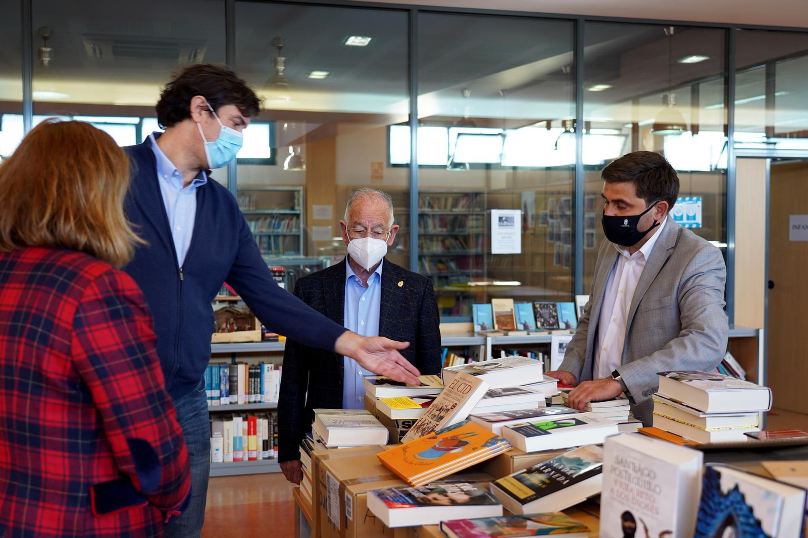 Salvador, Amat y José Juan Rodríguez, en una de las bibliotecas roqueteras.