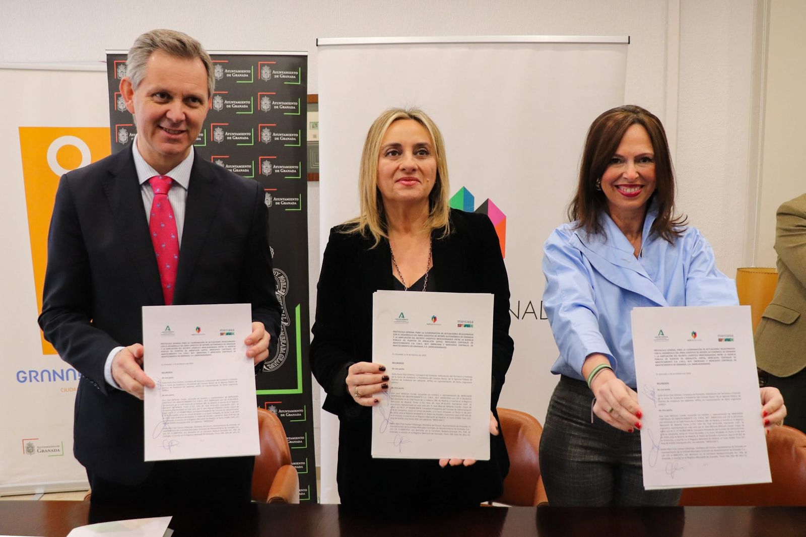 José Miñones, Marifrán Carazo y Rocío Díaz, tras firmar el protocolo para el equipo de trabajo para ampliar Mercagranada
