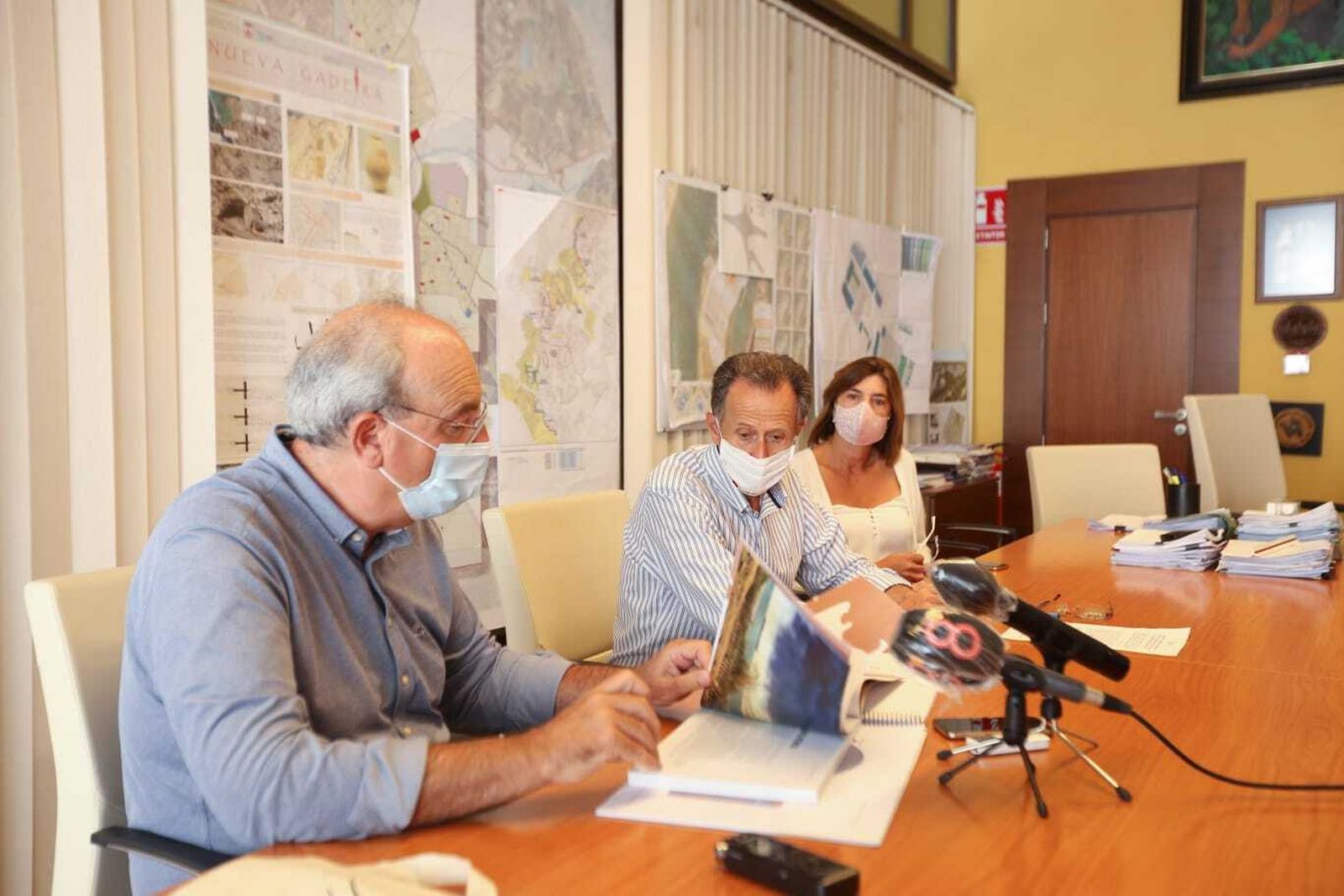Román con Juan Antonio de la Mata y Pepa Vela en el Ayuntamiento.