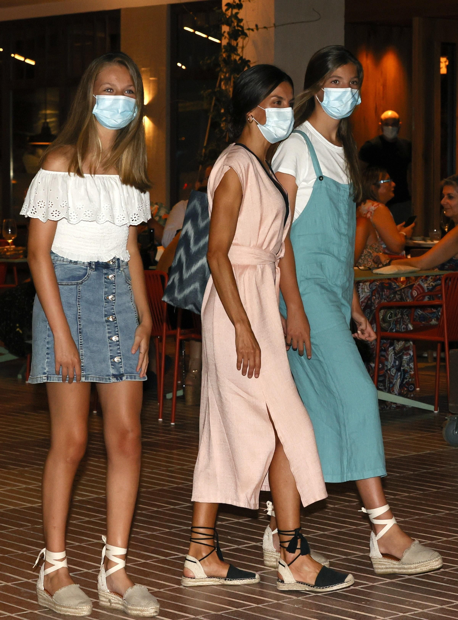Doña Letizia y sus hijas, a su salida del restaurante 'El Txoco de Martín'. Doña Letizia y sus hijas, a su salida del restaurante 'El Txoco de Martín'.